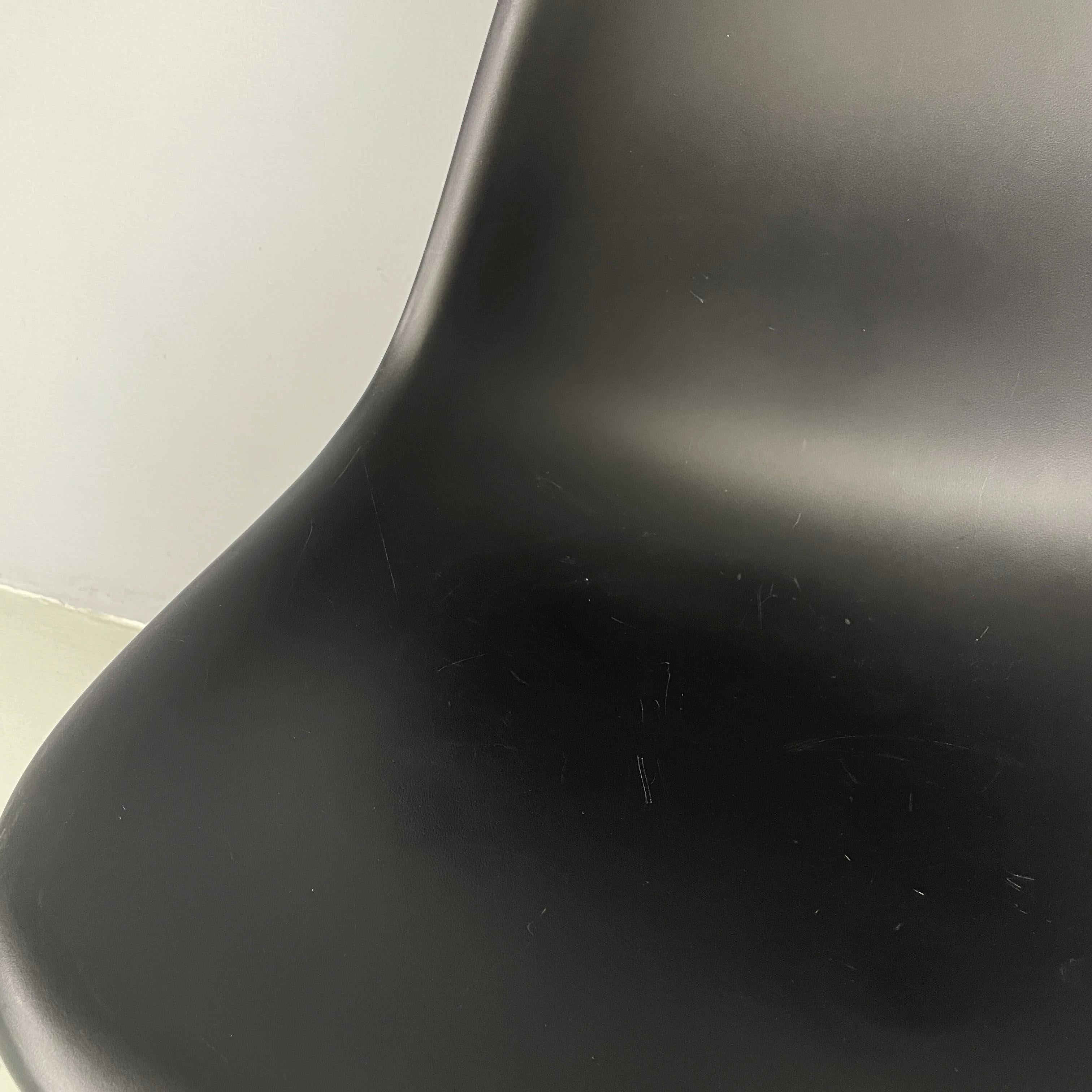 Sedie moderne italiane in plastica nera di Charles and Ray Eames per Vitra, 2017 in vendita 2