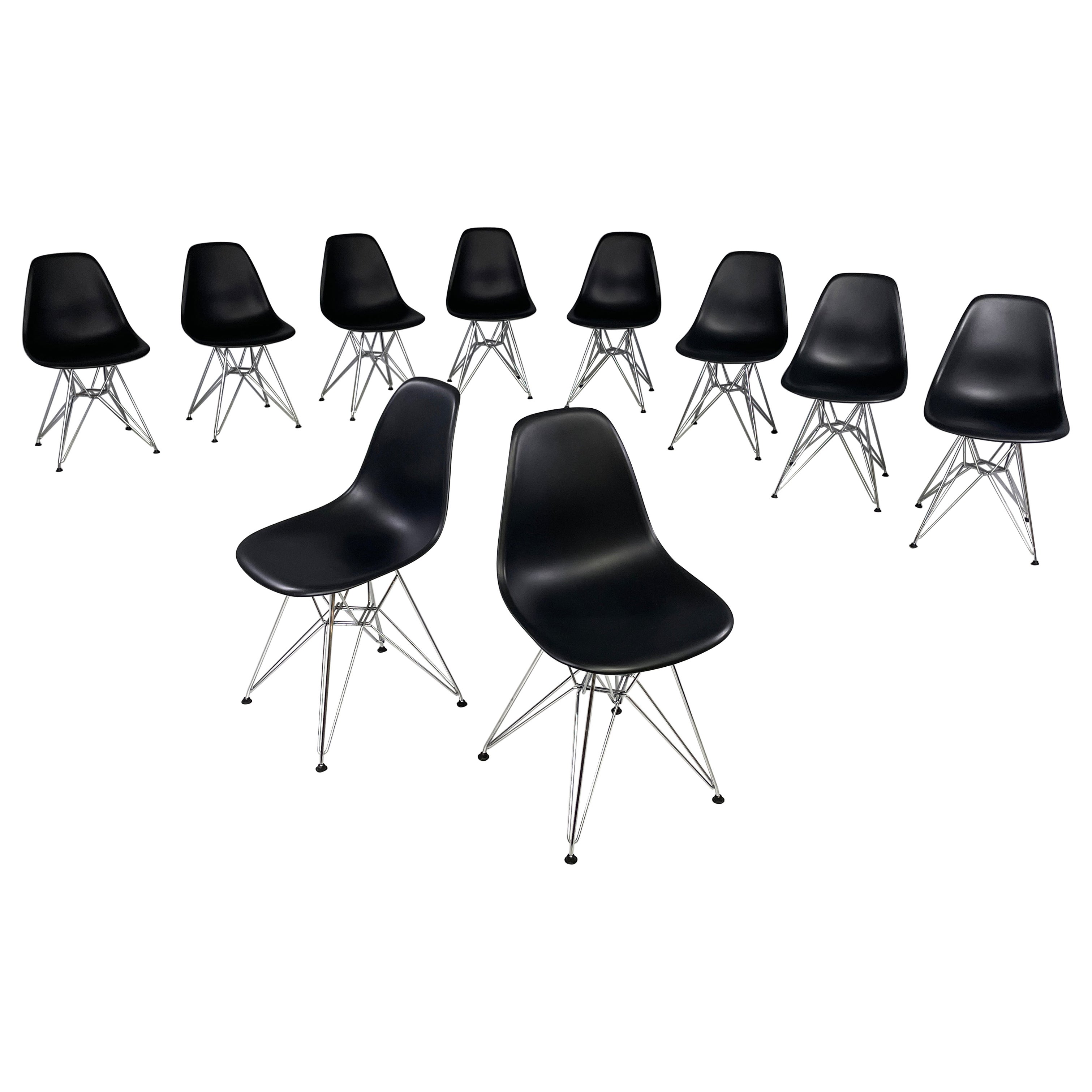Sillas modernas italianas de plástico negro de Charles and Ray Eames para Vitra, 2017