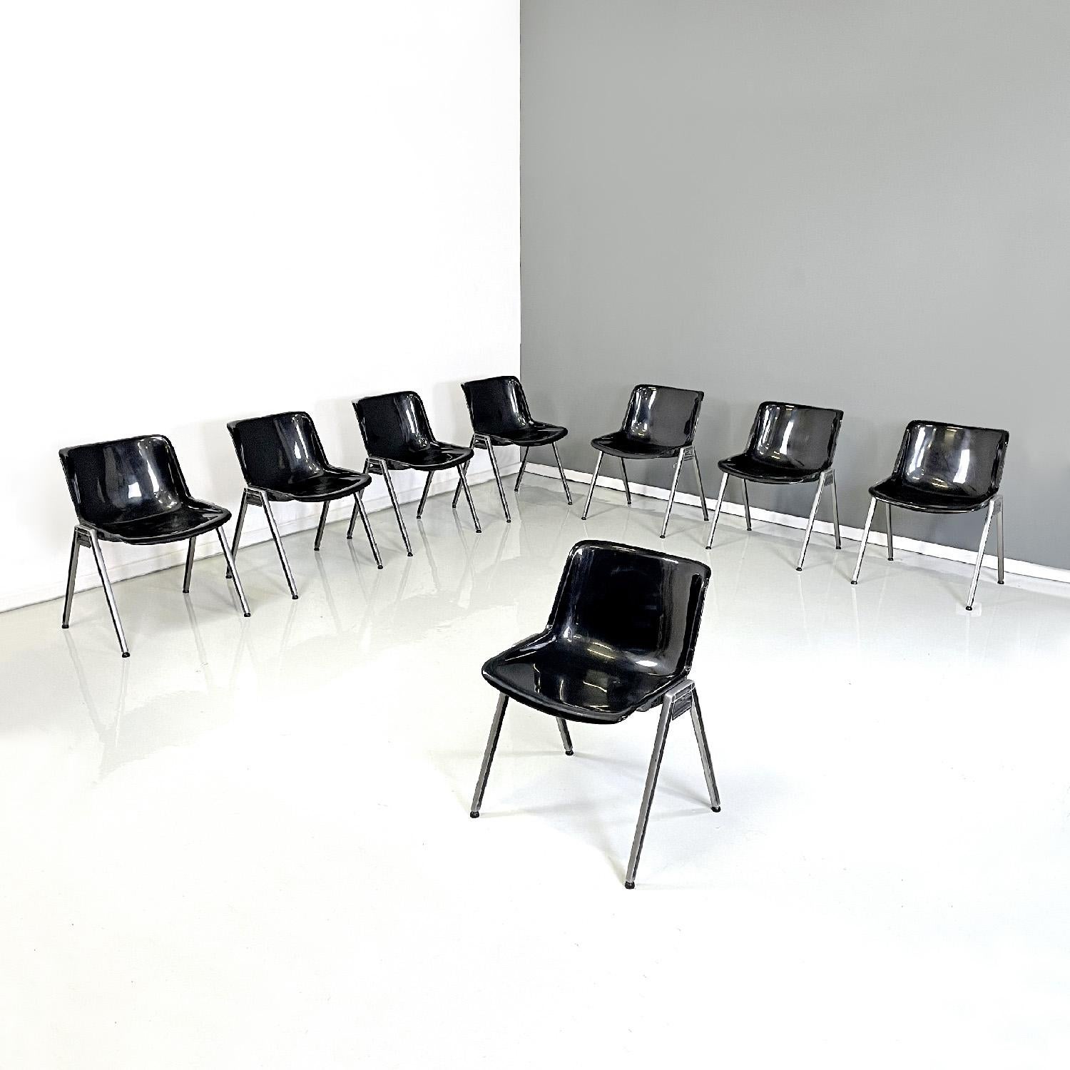 Italian modern black plastic chairs Modus SM 203 by Borsani for Tecno, 1980s
Chairs mod. Modus SM 203 with seat and backrest composed of a curved black plastic monocoque. The aluminum legs are squared. Round black rubber feet. The chairs are