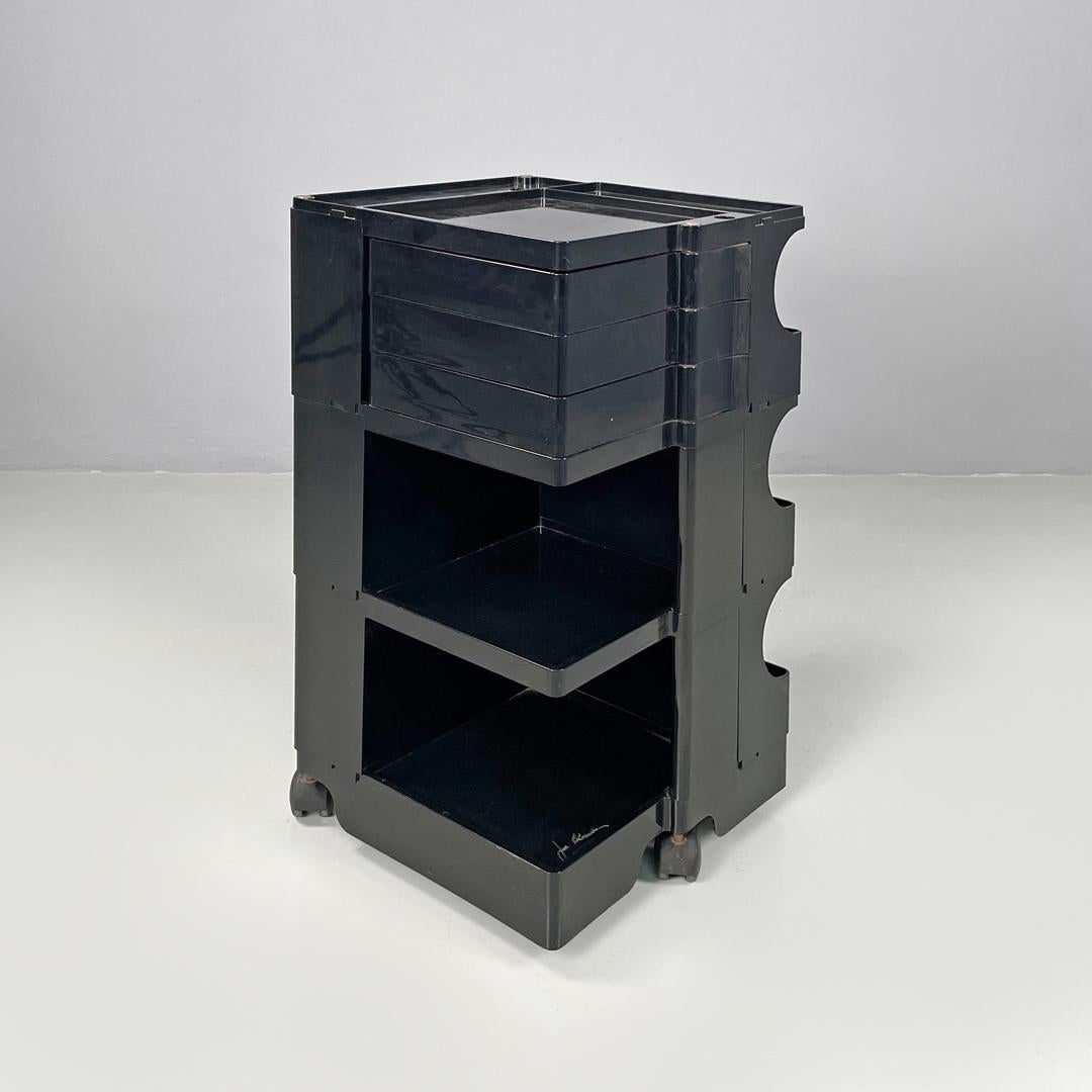 Carrello portaoggetti italiano moderno in plastica nera Boby Joe Colombo Bieffeplast, anni '70
Carrello portaoggetti mod. Boby in plastica nera. Il carrello ha una base rettangolare, ha molti scomparti, con tre cassetti che si aprono verso l'esterno