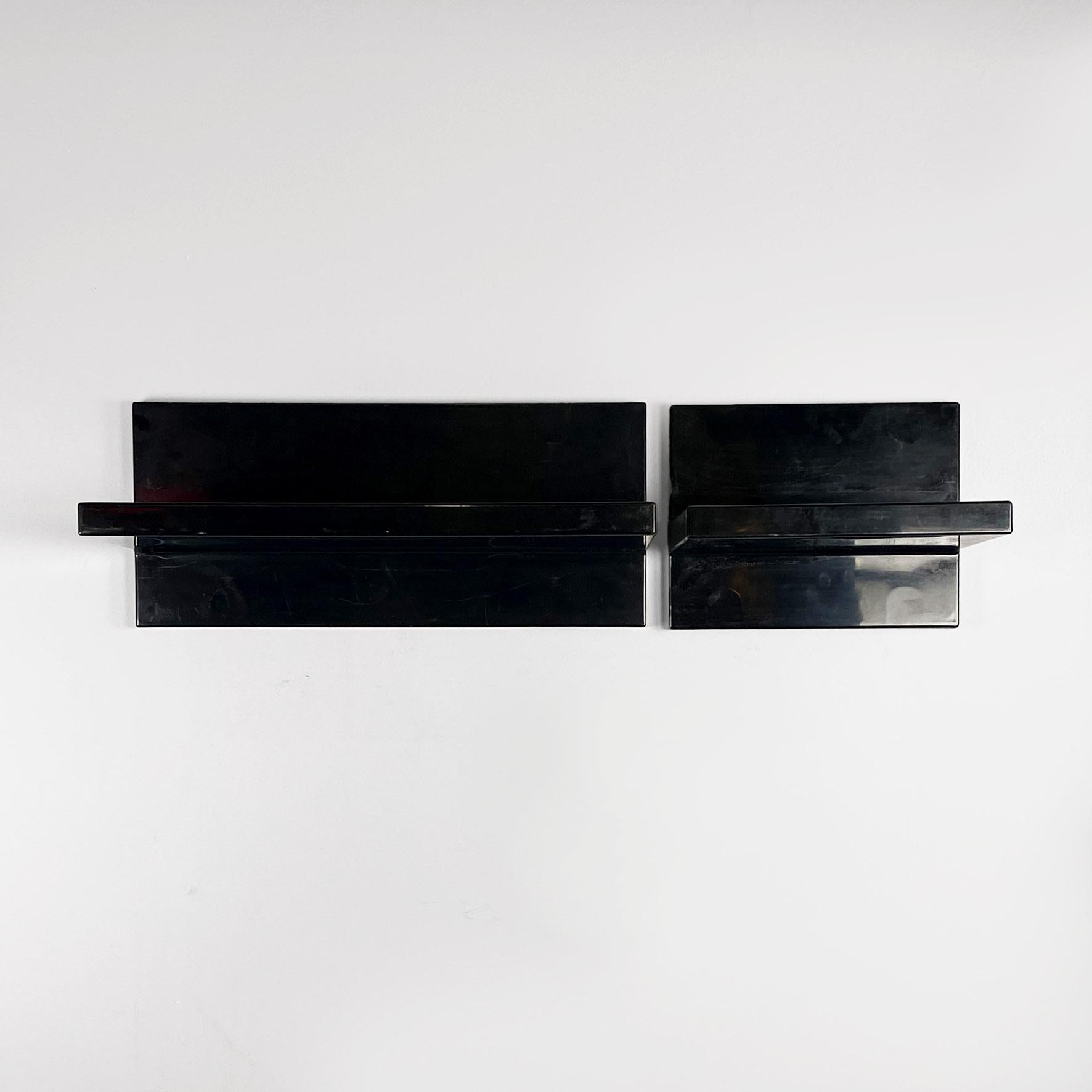Estantería moderna italiana de plástico negro brillante de Marcello Siard para Kartell, años 70.
Conjunto de dos estantes de plástico negro brillante, uno pequeño y otro grande. Es posible montarlas en ambas direcciones, girándolas 180°. Fabricado