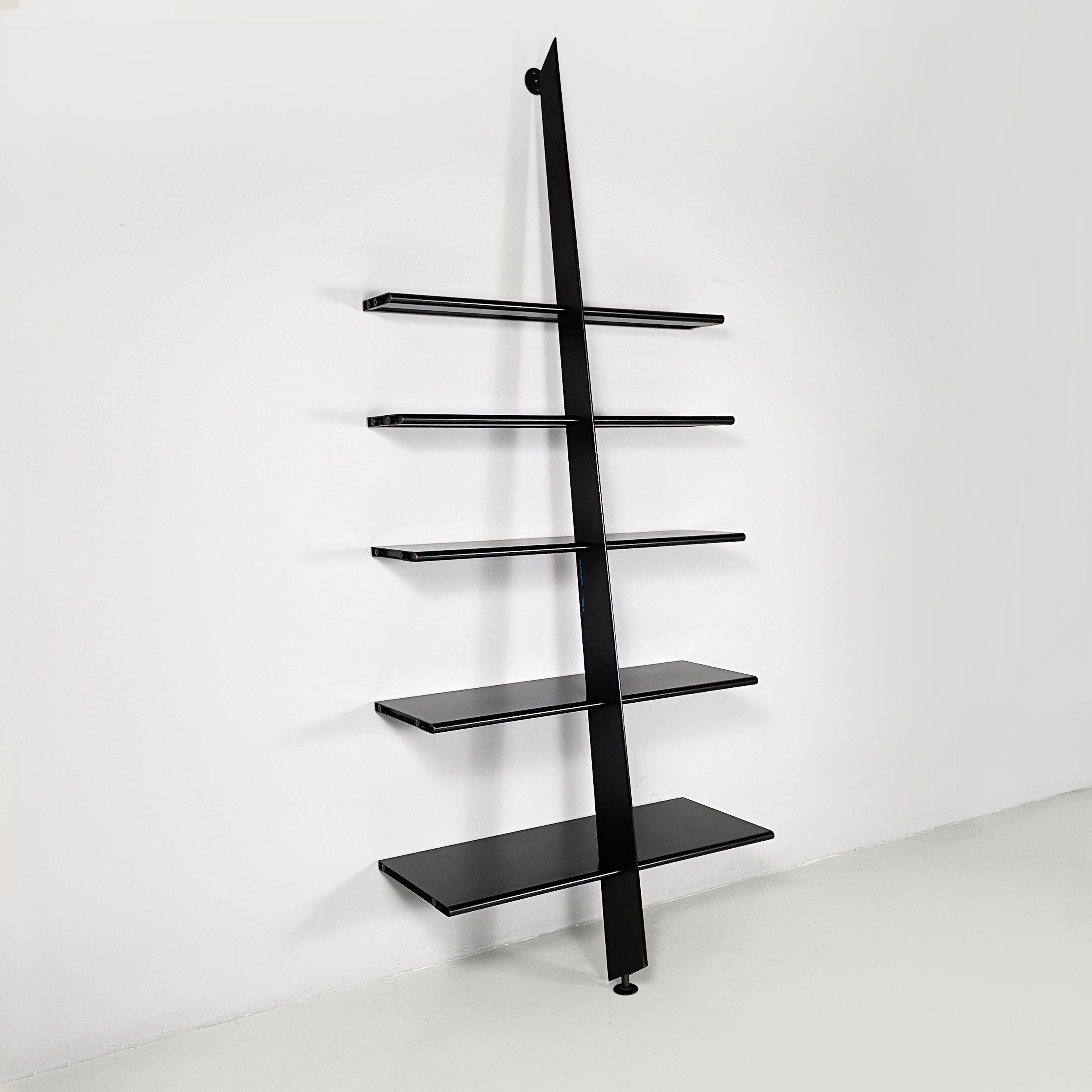 Modernes italienisches modernes Bücherregal aus schwarzem Stahl von Philippe Starck für Baleri, 1984
Wandregal ganz aus schwarz lackiertem Stahlblech. Die fünf rechteckigen Einlegeböden mit abgerundeten Kanten an der Vorderseite haben eine