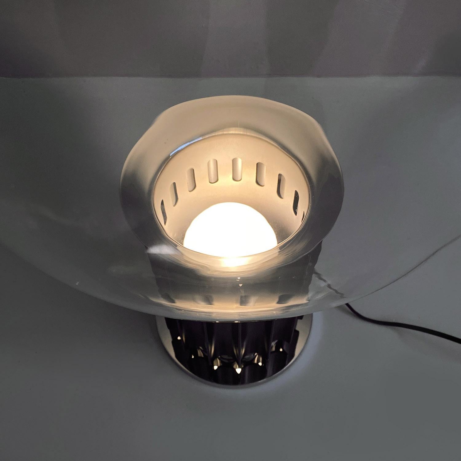 Lampe de table Taccia par les frères Castiglioni et produite par Flos en 1962.
Lampe de table Taccia, en métal peint en noir et en acier, avec diffuseur en verre soufflé.
Conçue par les frères Castiglioni et produite par Flos en 1962.
En parfait
