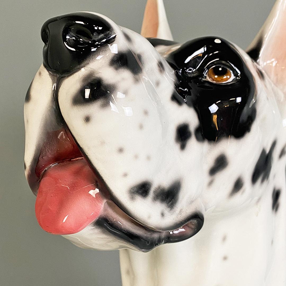 Sculpture moderne italienne en céramique noire et blanche d'un chien dogue arlequin des années 1980 en vente 1