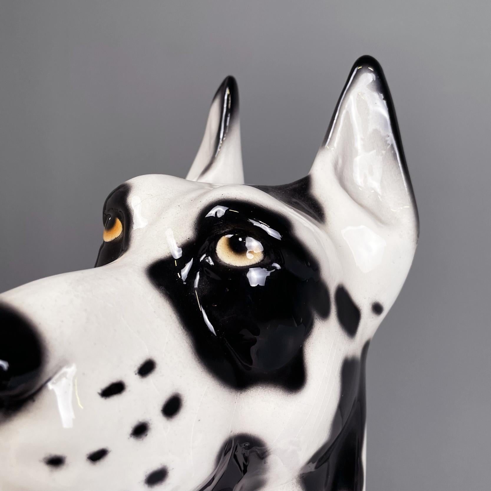 Sculpture moderne italienne en céramique noir et blanc représentant un chien dogue allemand Arlequin, années 1980 en vente 1