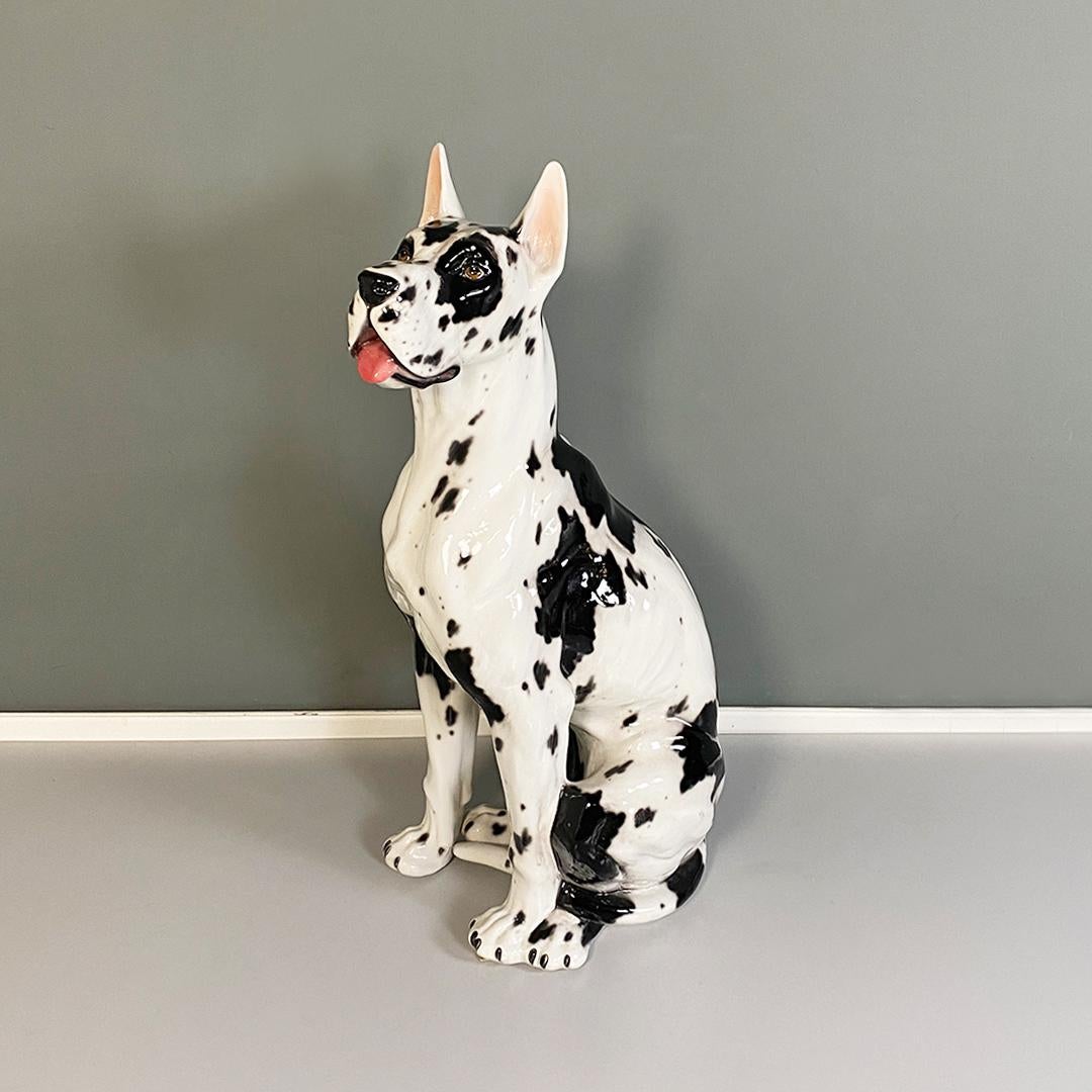 Sculpture moderne italienne en céramique noir et blanc représentant un chien dogue allemand Harlequin, années 1980
Grande sculpture, représentant un chien Arlequin Grand Danois, à la musculature caractéristique avec des taches noires et