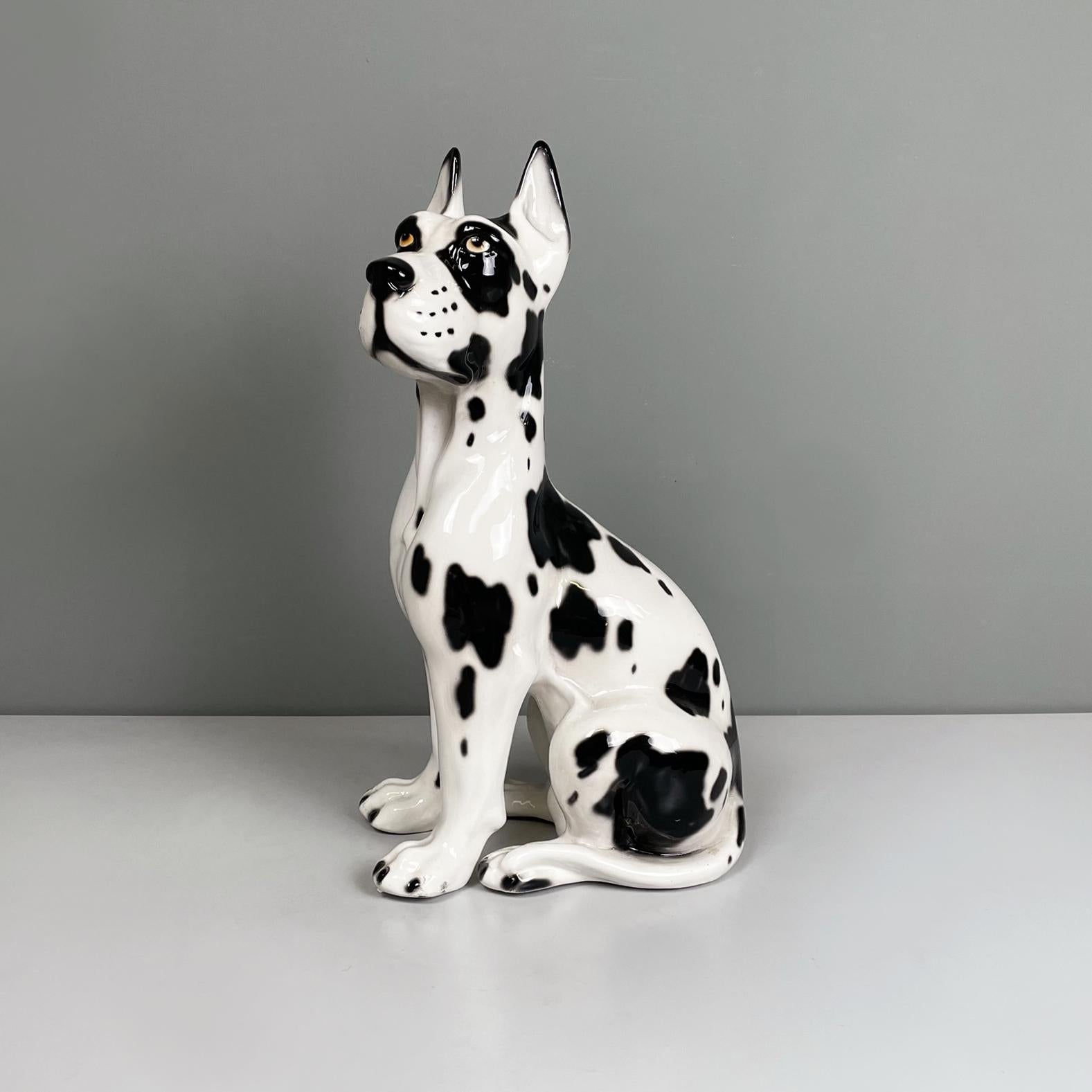 Italienische moderne Schwarze und weiße Keramikskulptur von Harlekin Dogge Hund, 1980er Jahre
Keramikskulptur, die eine auf den Hinterbeinen sitzende Harlekin-Dogge darstellt. Der Hund hat den charakteristischen muskulösen Körperbau mit schwarzen