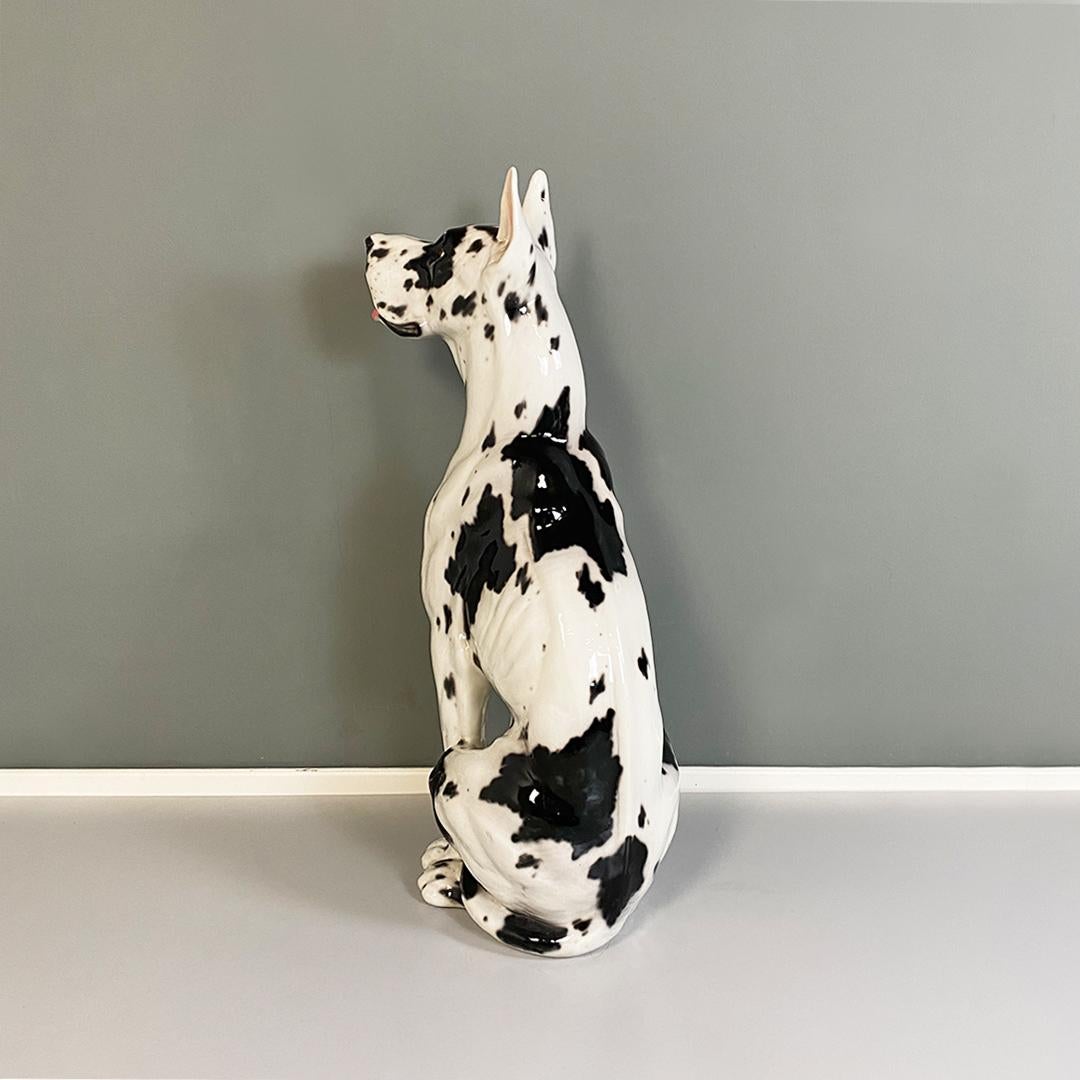 Moderne Sculpture moderne italienne en céramique noire et blanche d'un chien dogue arlequin des années 1980 en vente