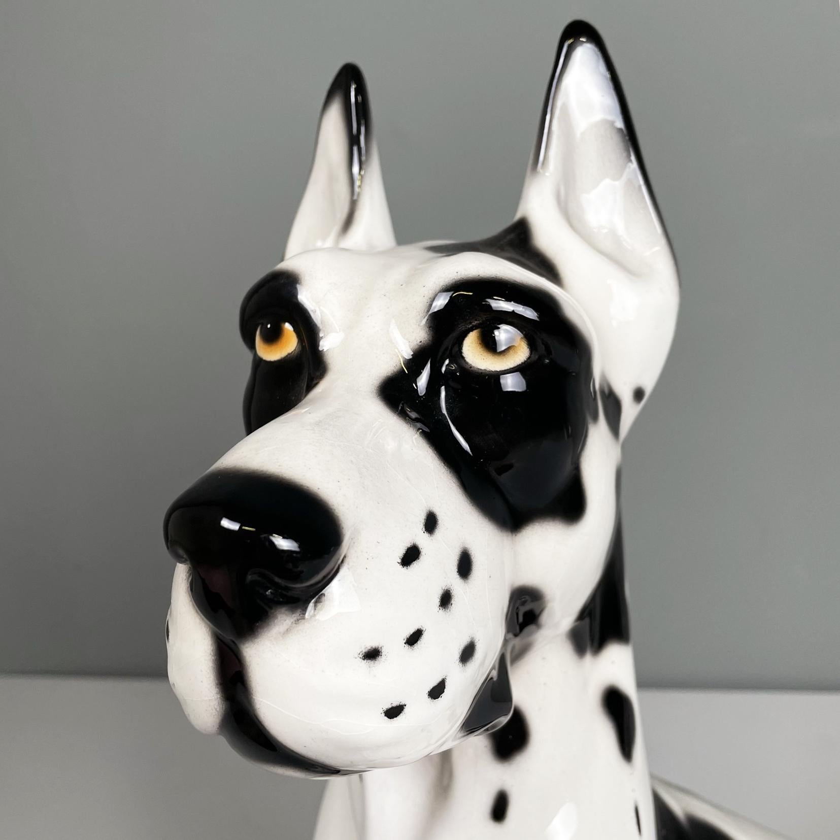 Fin du 20e siècle Sculpture moderne italienne en céramique noir et blanc représentant un chien dogue allemand Arlequin, années 1980 en vente