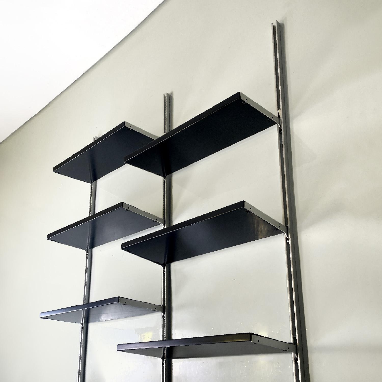 Italian modern black wood and metal bookcase E22 by Borsani for Tecno, 1970s In Good Condition For Sale In MIlano, IT