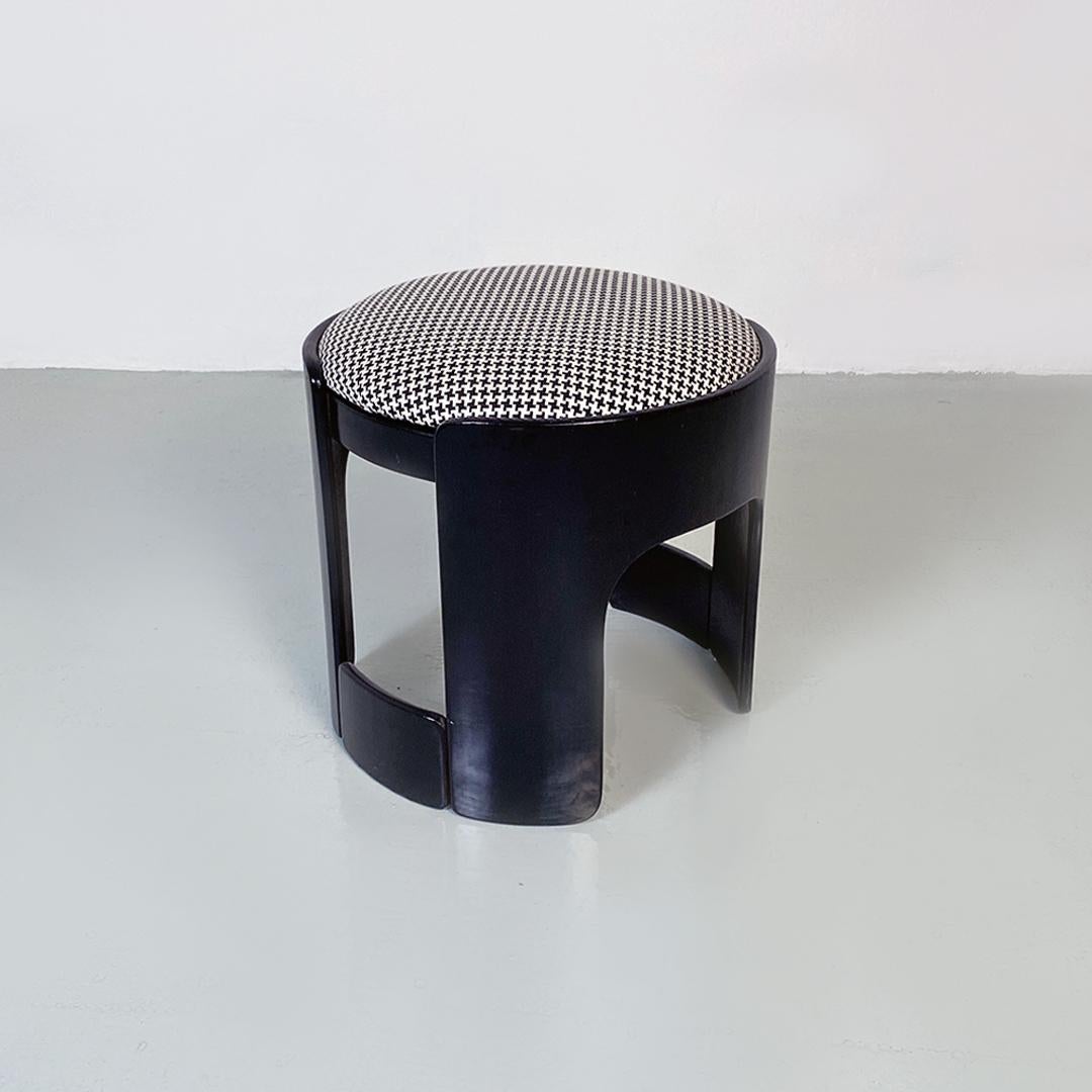 Italian modern black laquared wood roud base and pied de poule pattern seat pouf, ottoman or stool produced in about 1970s.
Stool or pouf with a round base, in shaped wood and black lacquered, with padded seat covered again with cotton with a pied