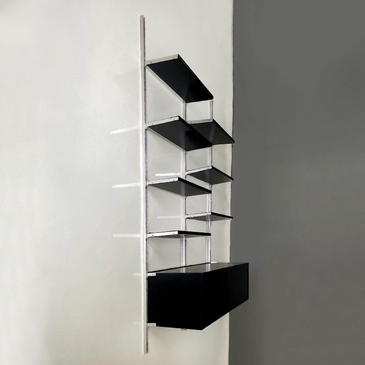 Bibliothèque moderne italienne E22 d'Osvaldo Borsani pour Tecno, 1970
Bibliothèque murale mod. E22  en bois et en métal. Il se compose de trois montants en métal, de sept étagères en bois laqué noir et d'un buffet à portes coulissantes avec étagère