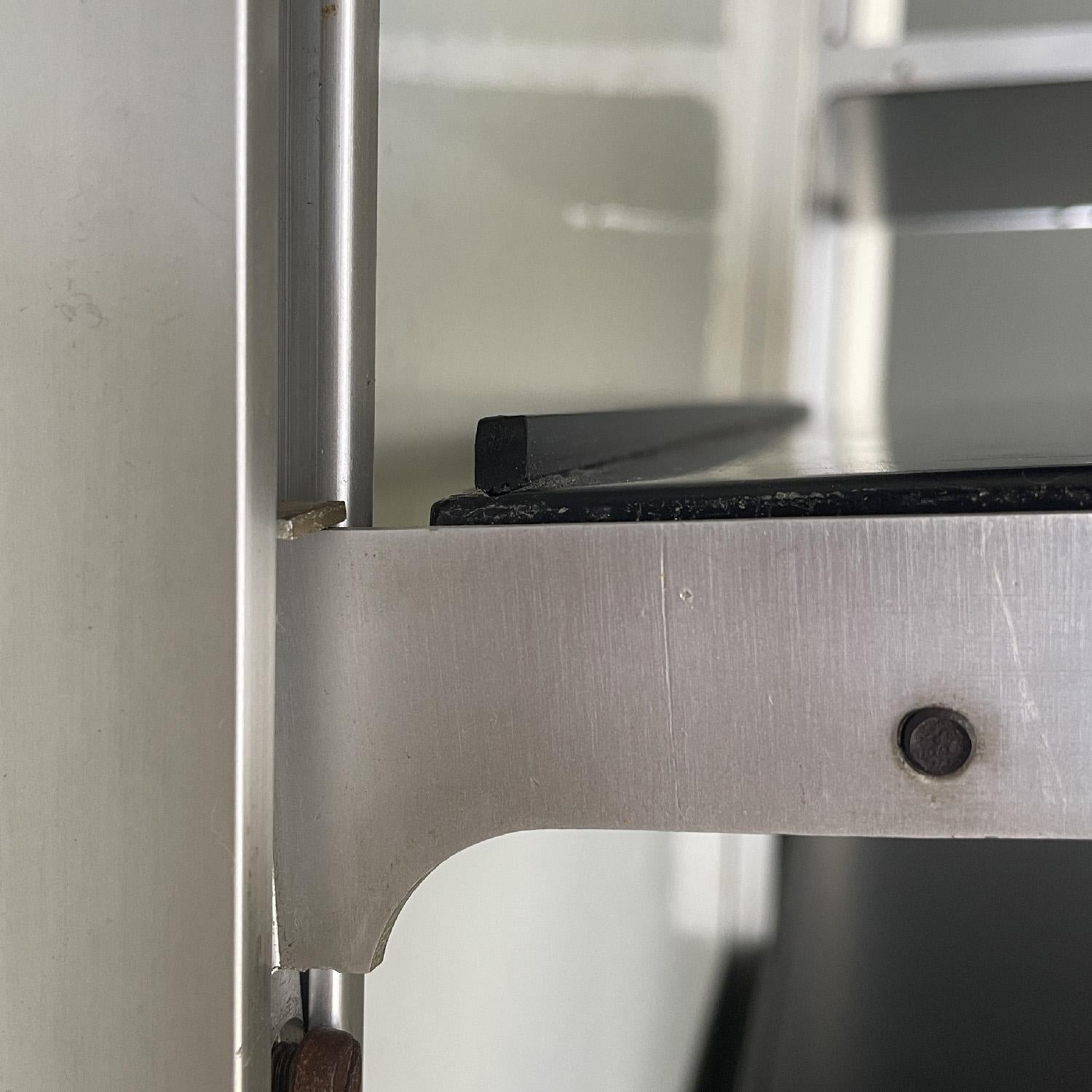 Métal Bibliothèque moderne italienne E22 d'Osvaldo Borsani pour Tecno, 1970 en vente