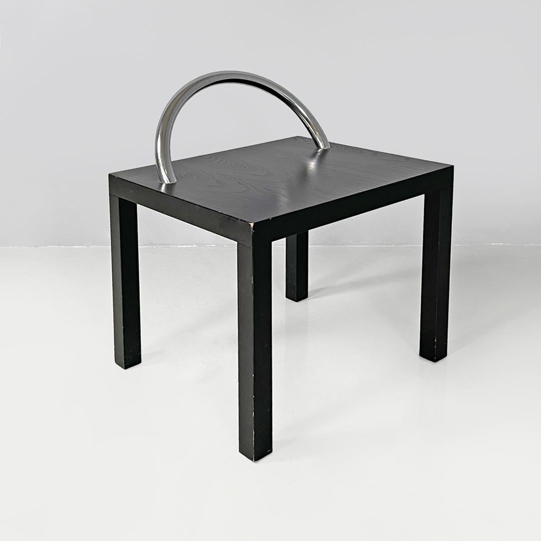 Moderner italienischer Couchtisch aus schwarzem Holz, Ko-Ko Shiro Kuramata für Cappellini, 1986
Couchtisch Mod. Ko-Ko aus schwarzem Holz mit quadratischem Sockel. An einer Seite der Platte befindet sich ein rohrförmiger Metallgriff, der auch als