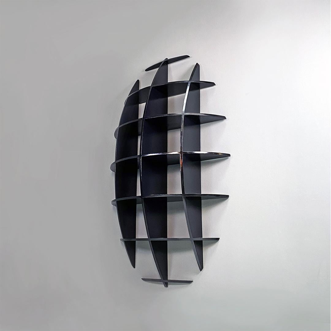 Italian Modern Black Wood Convex Shape Wall Bookcase Joe Colombo Style, 1980s In Good Condition For Sale In MIlano, IT