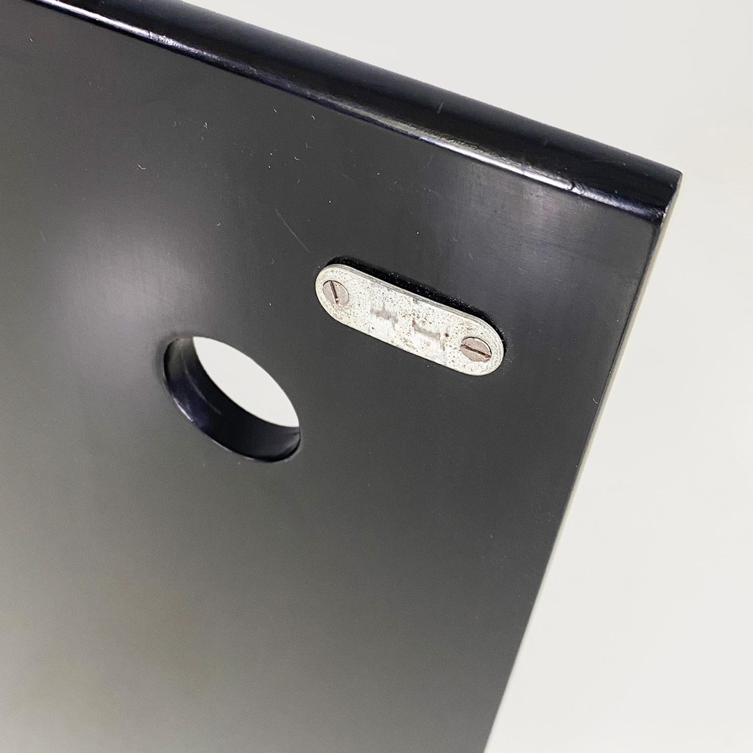 Armadio angolare italiano moderno in legno nero con ripiano a rotelle e portabottiglie anni '80 in vendita 3