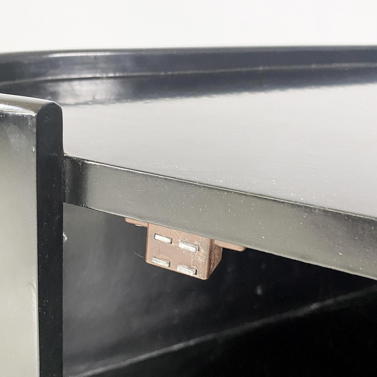 Armadio angolare italiano moderno in legno nero con ripiano a rotelle e portabottiglie anni '80 in vendita 4