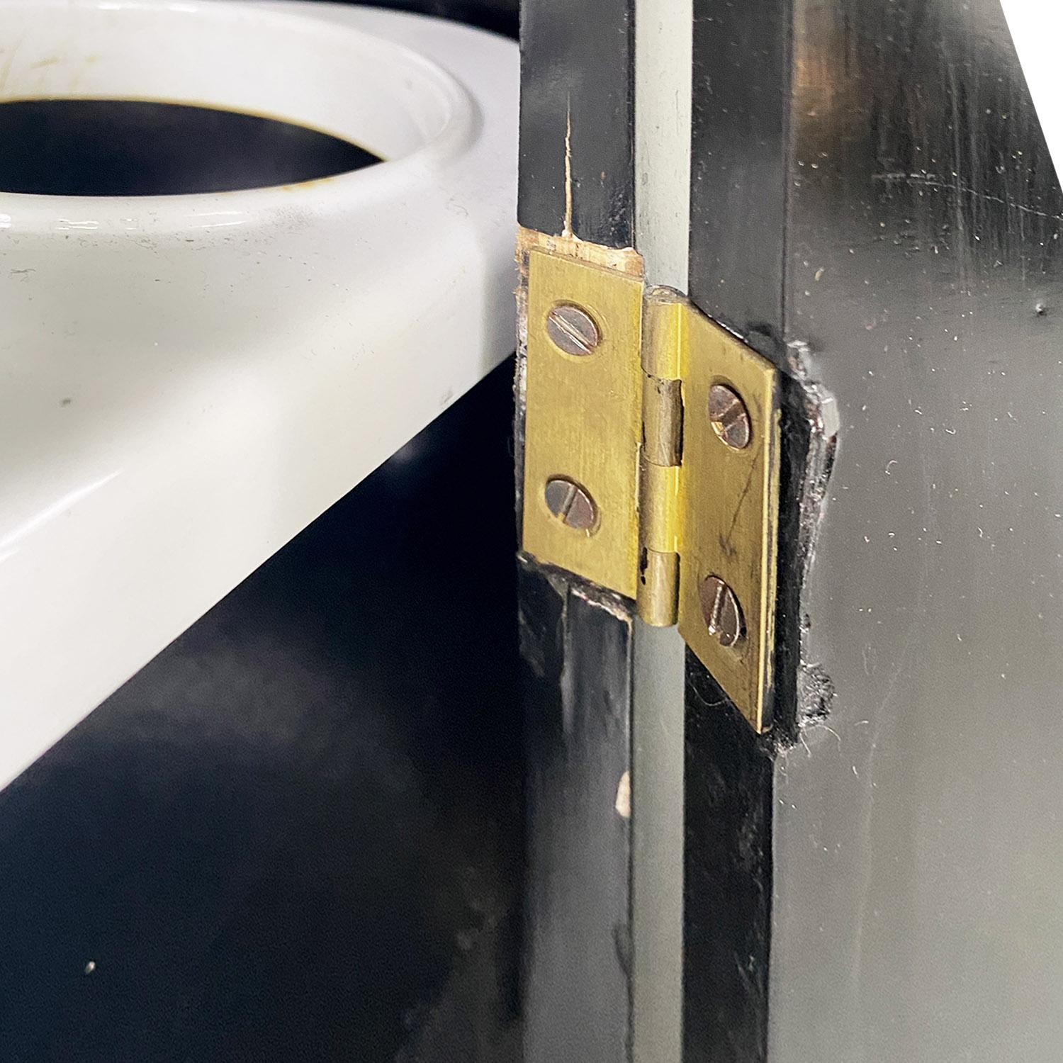 Armadio angolare italiano moderno in legno nero con ripiano a rotelle e portabottiglie anni '80 in vendita 7