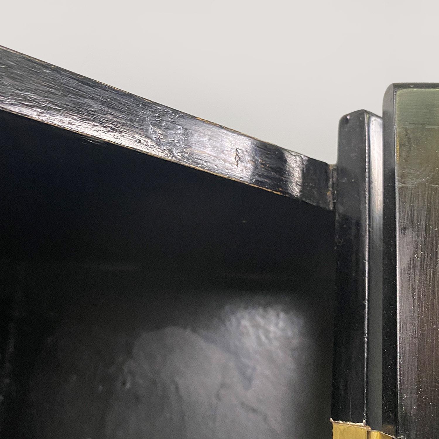 Armadio angolare italiano moderno in legno nero con ripiano a rotelle e portabottiglie anni '80 in vendita 8