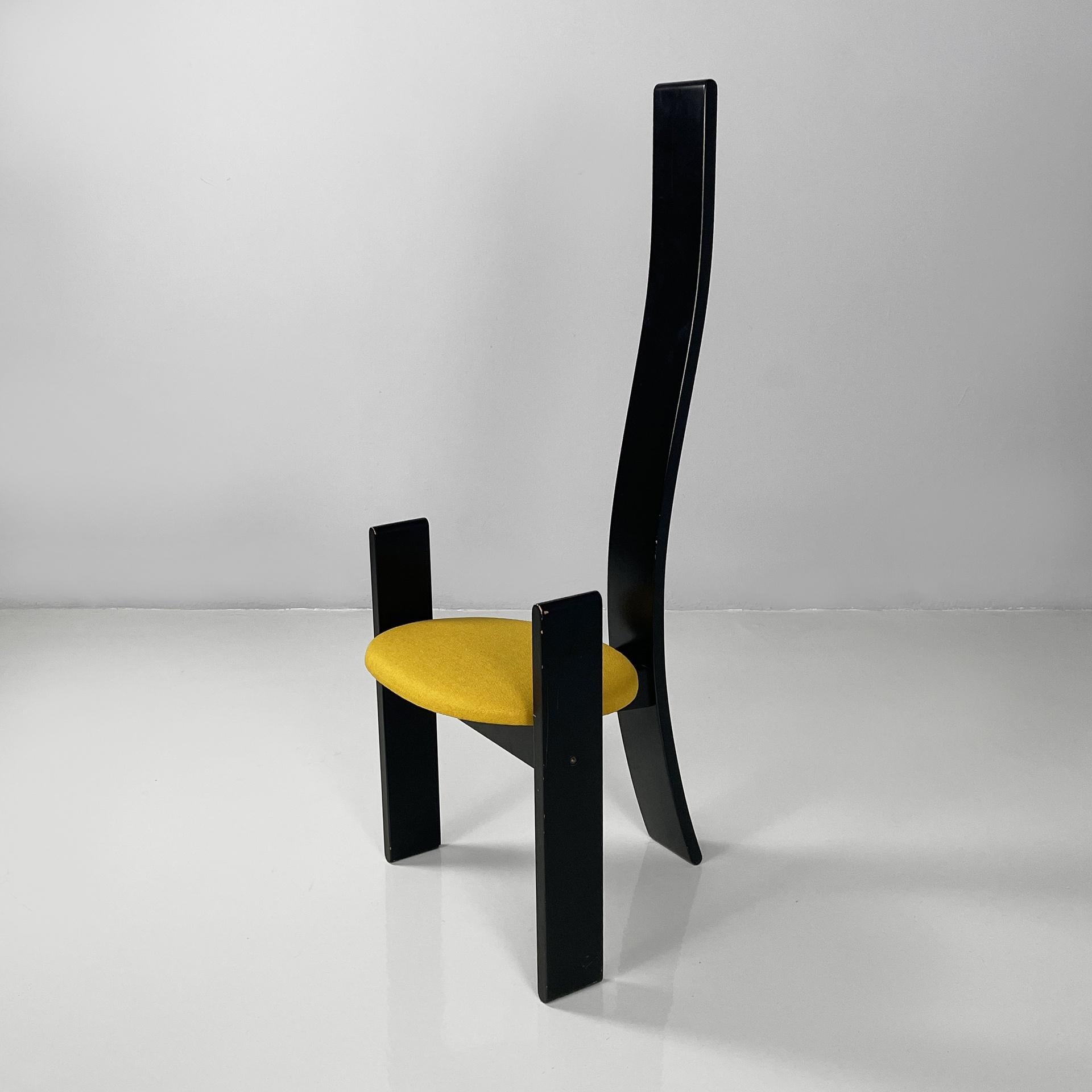 Italian modern black wood and fabric chairs Golem by Vico Magistretti for Poggi, 1970s
Pair of chairs model Golem with rounded seat, covered in yellow fabric. The structure is in black lacquered wood. At the base there are three curved legs and the