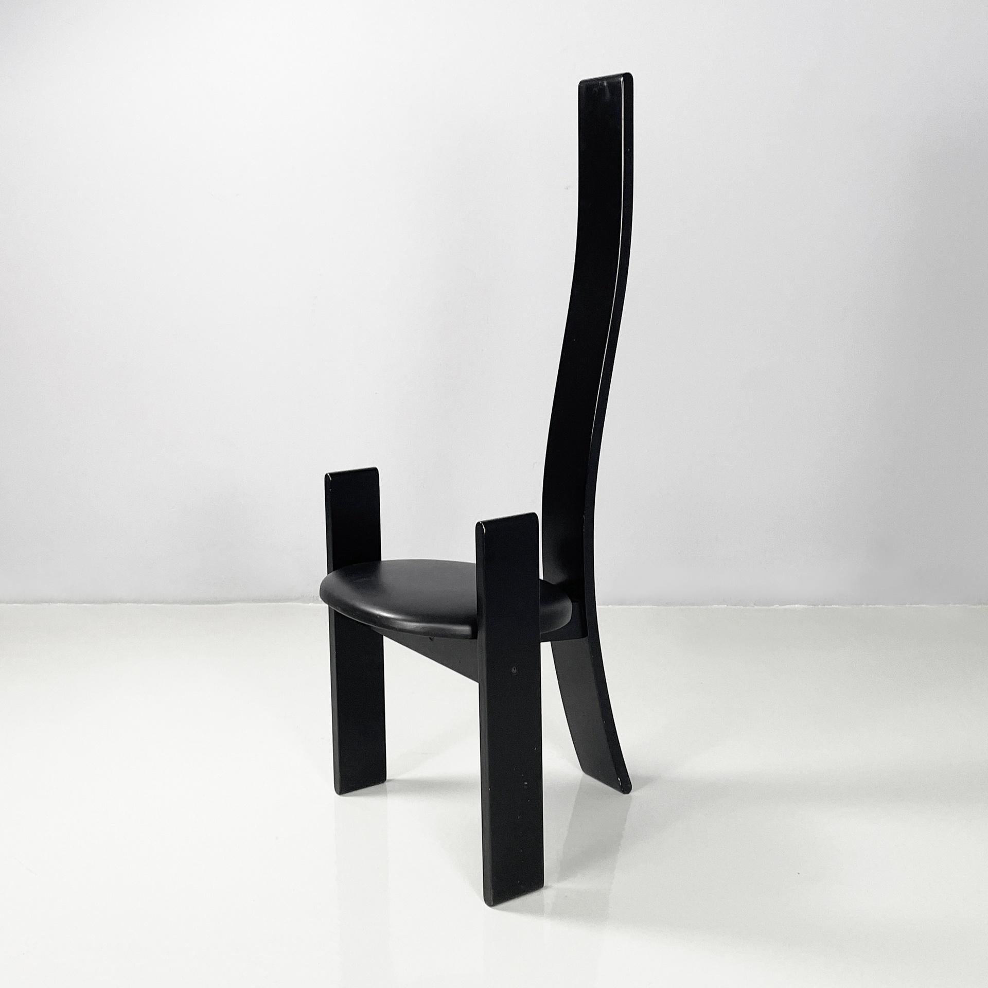 Italian modern black wood and leather chairs Golem by Vico Magistretti for Poggi, 1970s
Pair of chairs model Golem with rounded seat, covered in black leather. The structure is in black lacquered wood. At the base there are three curved legs and the