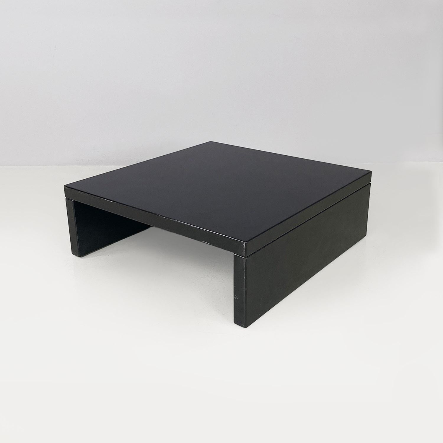 Saratoga Couchtisch aus schwarzem Holz von Lella und Massimo Vignelli für Poltronova, 1960er Jahre.
Couchtisch der Serie Saratoga, quadratisch mit einer starren Struktur, die aus drei gleich dicken Elementen aus schwarz lackiertem und bemaltem Holz