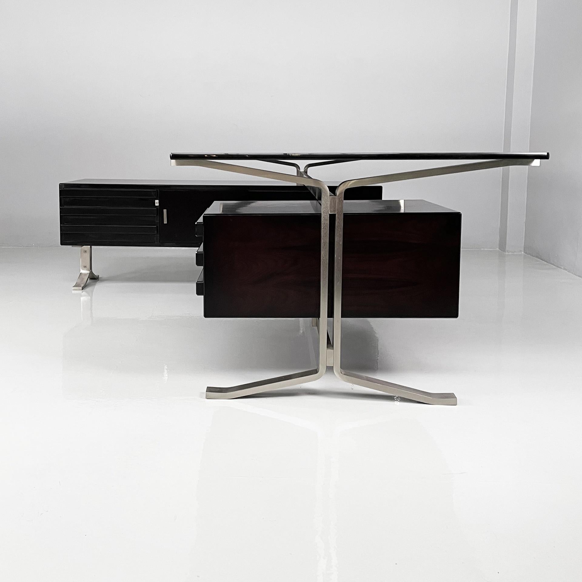 Moderner italienischer Schreibtisch aus schwarzem Holz, Stahl und Rauchglas von Formanova, 1970er Jahre
L-förmiger Schreibtisch mit rechteckiger Platte aus Rauchglas. Unter der Platte befinden sich zwei Module in verschiedenen Größen, beide aus