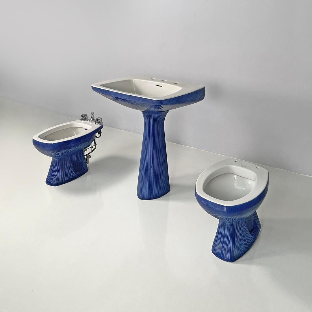 Sanitarios modernos italianos azules Gardena Antonia Campi Richard Ginori Años 70
Conjunto de tres sanitarios mod. Gardena compuesto por inodoro, bidé y lavabo. Los apliques son de cerámica blanca en la parte superior, mientras que el exterior de la