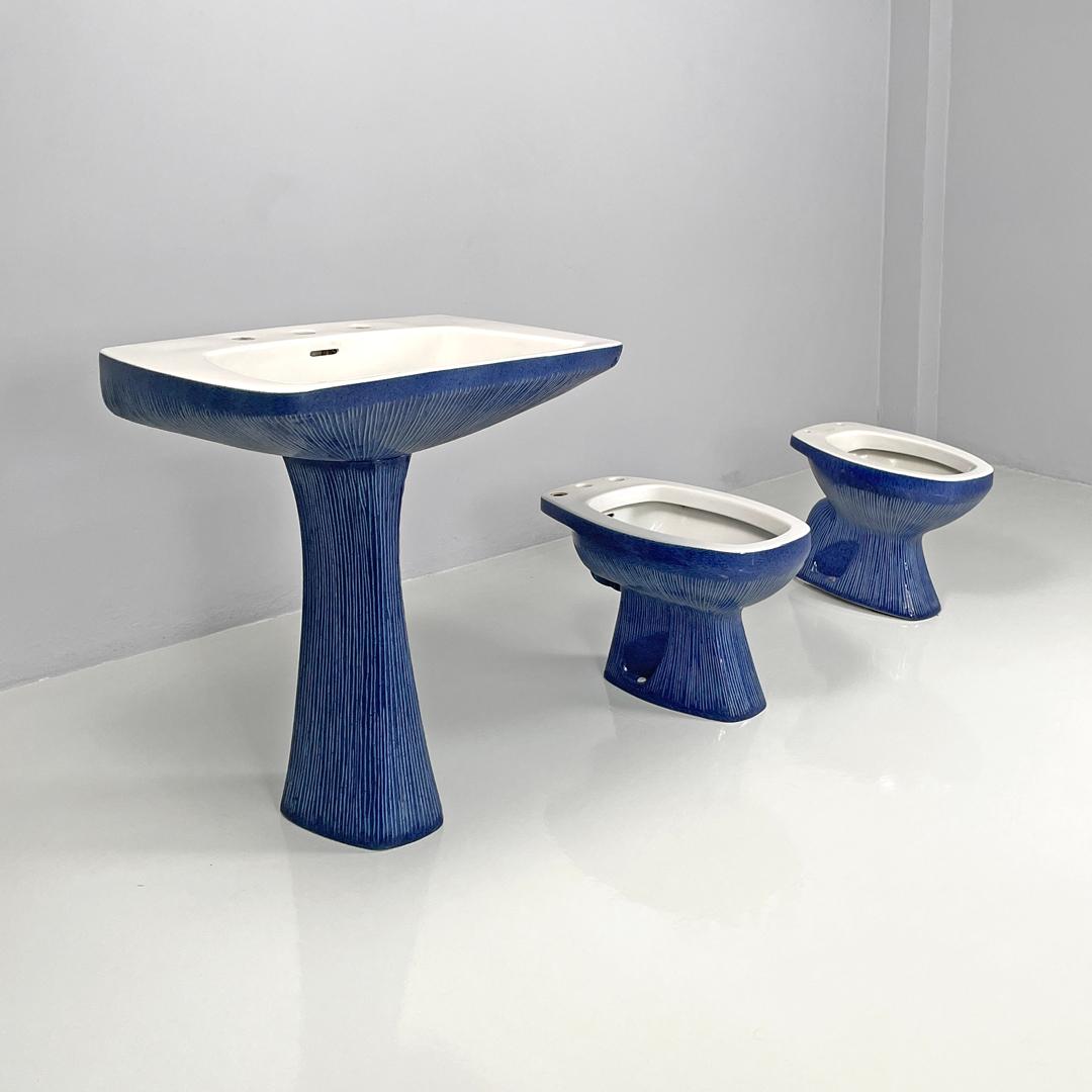 Italienische moderne blaue Badarmaturen, Gardena Antonia Campi Richard Ginori 1970er Jahre
Satz von drei Badezimmer-Armaturen mod. Gardena bestehend aus Toilette, Bidet und Waschbecken. Die Armaturen sind im oberen Teil aus weißer Keramik, während