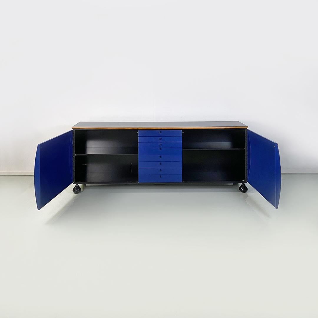 Credenza moderna italiana in legno massiccio blu e nero di Umberto Asnago, Giorgetti 1982 in vendita 2