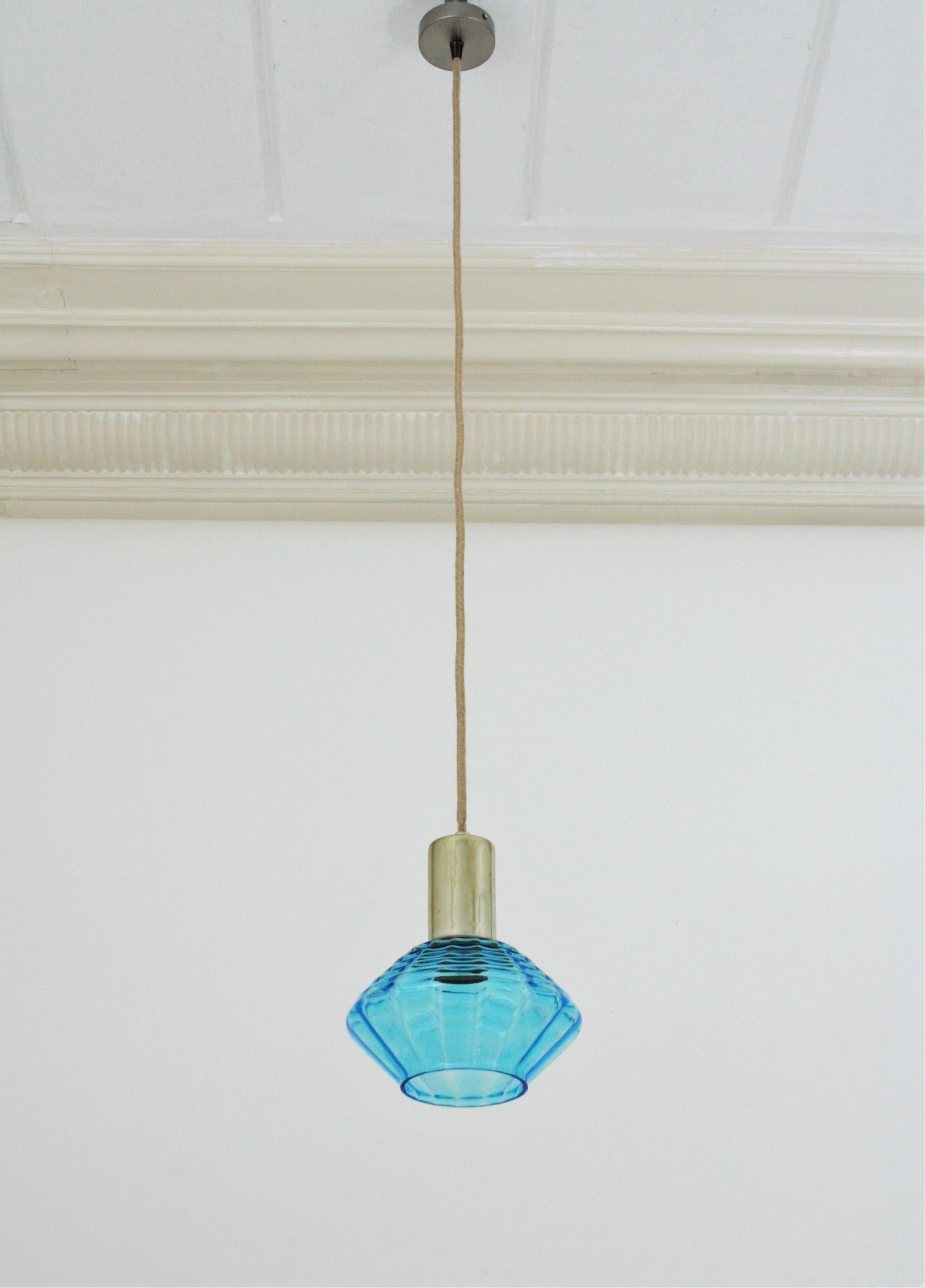 Eye-catching suspension light with blown glass blue shade and chromed steel accents, Italy, 1960s.
This suspension features an undulated hand blown glass shade hanging from a cloth covered wire. It has details in chromed steel.
A beautiful