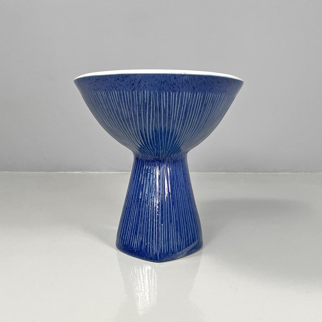 Bidé italiano moderno de cerámica azul de Antonia Campi para Richard Ginori, años 70
Bidé mod. Gardena de cerámica blanca esmaltada en tonos azules con líneas de relieve más claras. Presencia de dos placas metálicas.
Producido por Richard Ginori en