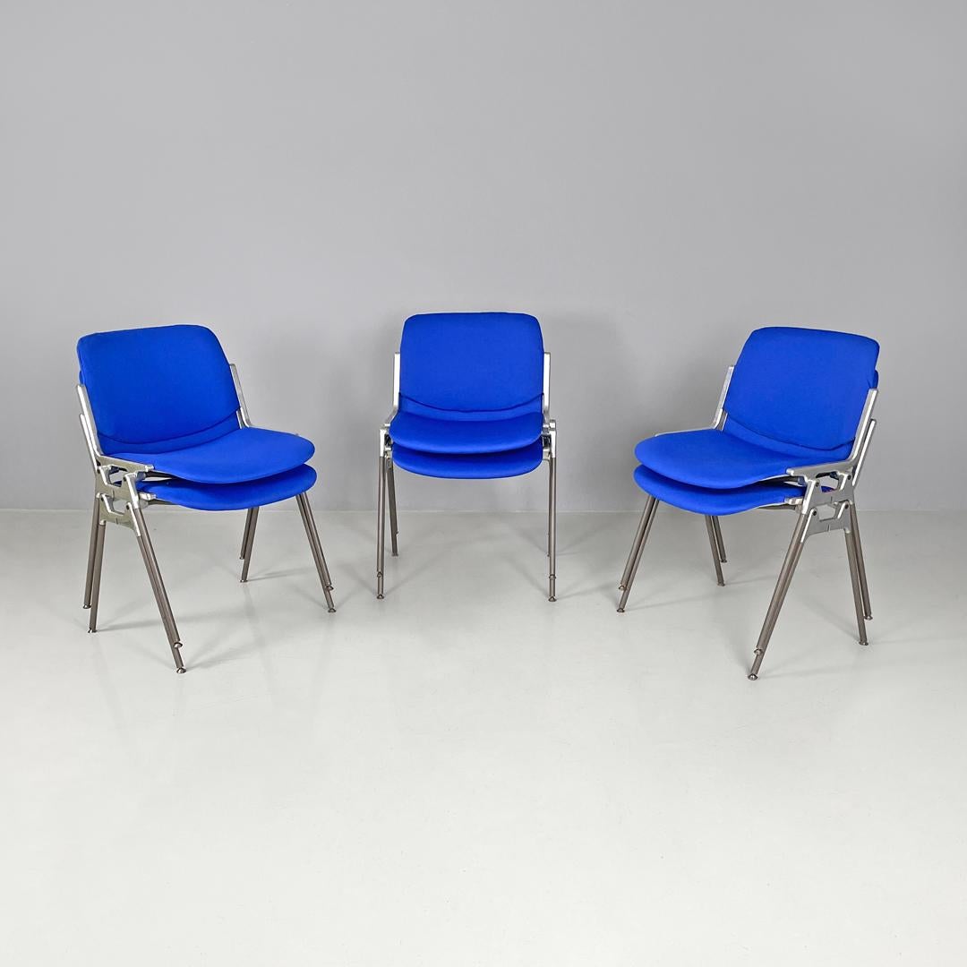 Sedie DSC moderne italiane in tessuto blu Giancarlo Piretti Anonima Castelli, anni '70
Set di sei sedie mod. DSC impilabili, padellate e rivestite in tessuto blu elettrico con seduta e schienale rettangolari con angoli arrotondati. La robusta