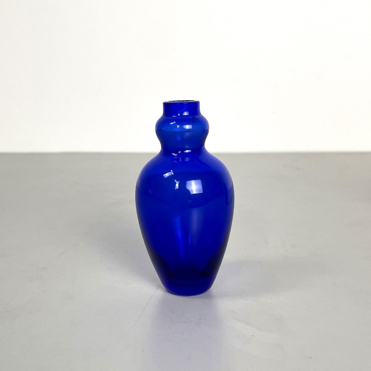Italienisches modernes Paar Vasen aus blauem Muranoglas von Venini, 1990er Jahre
Paar runde Vasen mit Sockel aus blauem Muranoglas. Die Struktur ist geschwungen und gewunden, sie öffnet sich im mittleren Teil und schließt sich unten.
Produziert von