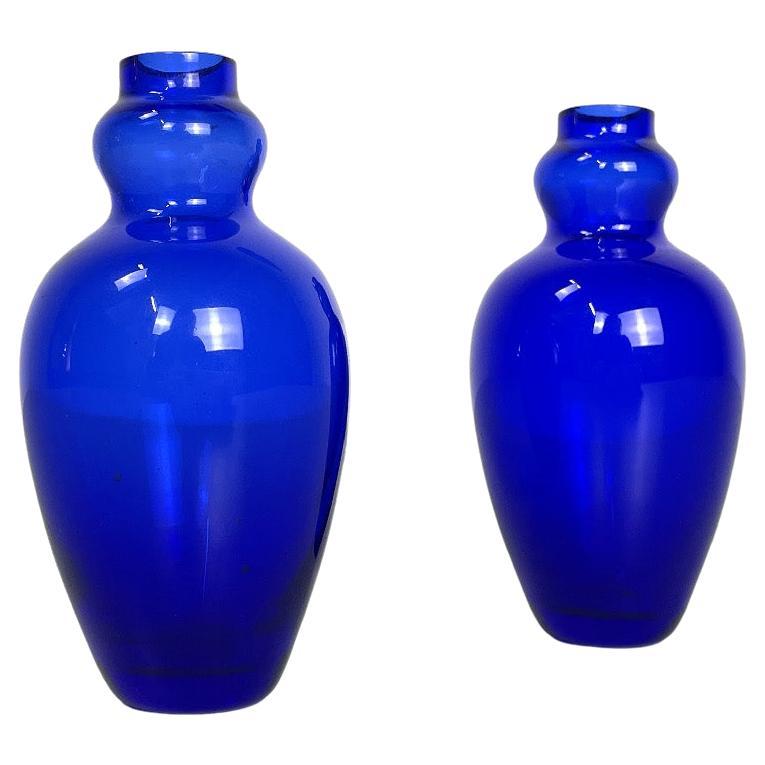 Italienisches modernes Paar Vasen aus blauem Muranoglas von Venini, 1990er Jahre im Angebot
