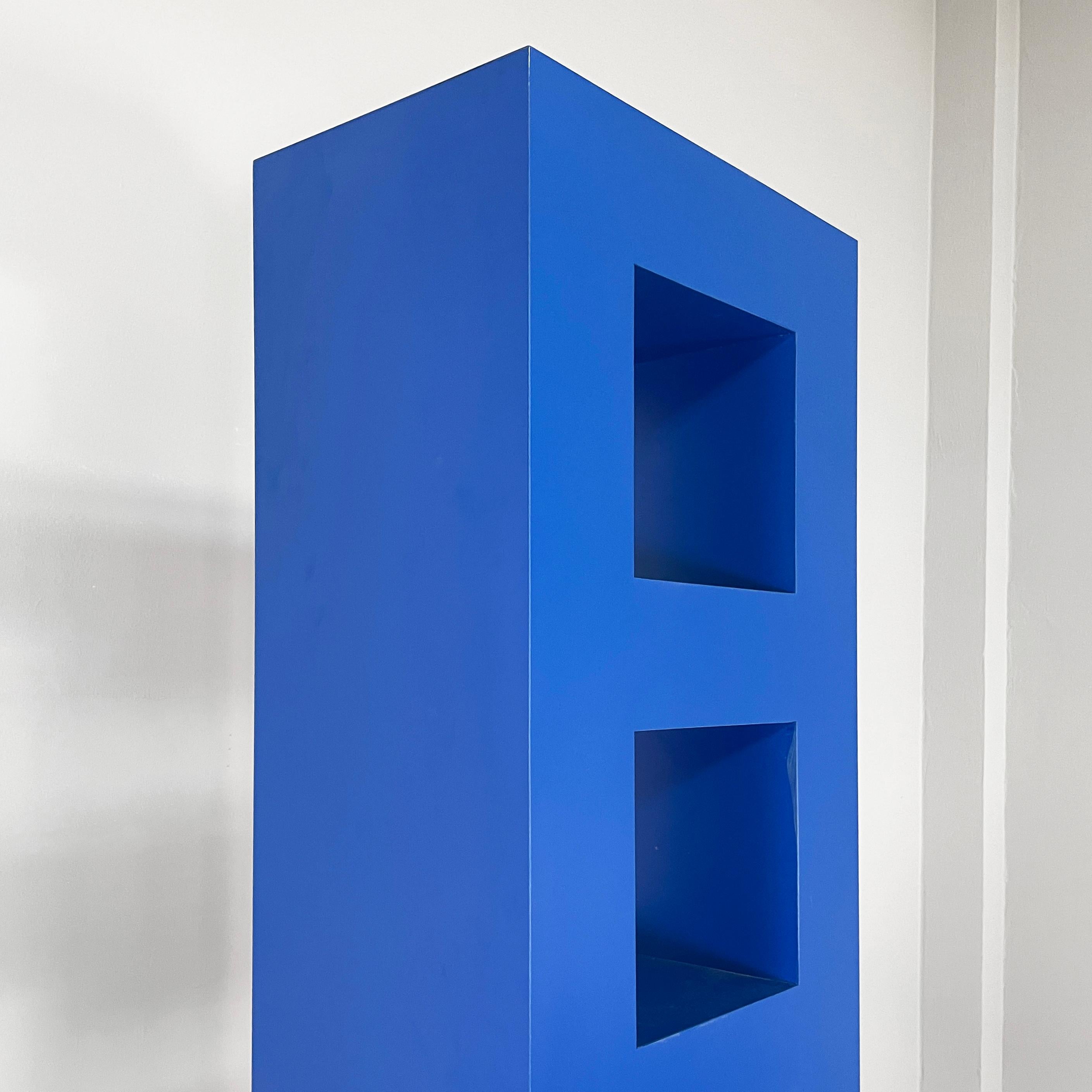 Italian modern blue wood bookcase by Aldo Cibic for Memphis, 1980s In Good Condition For Sale In MIlano, IT