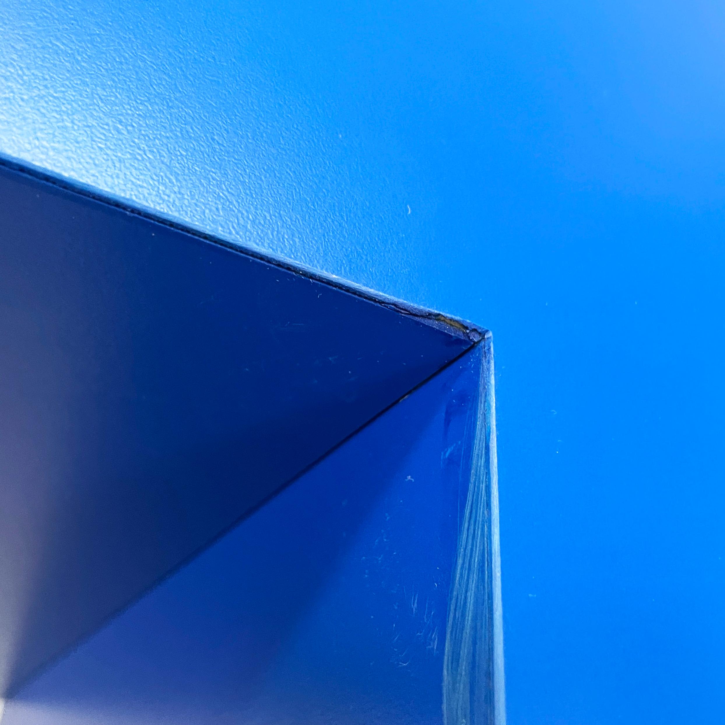 Italian modern blue wood bookcase by Aldo Cibic for Memphis, 1980s For Sale 3