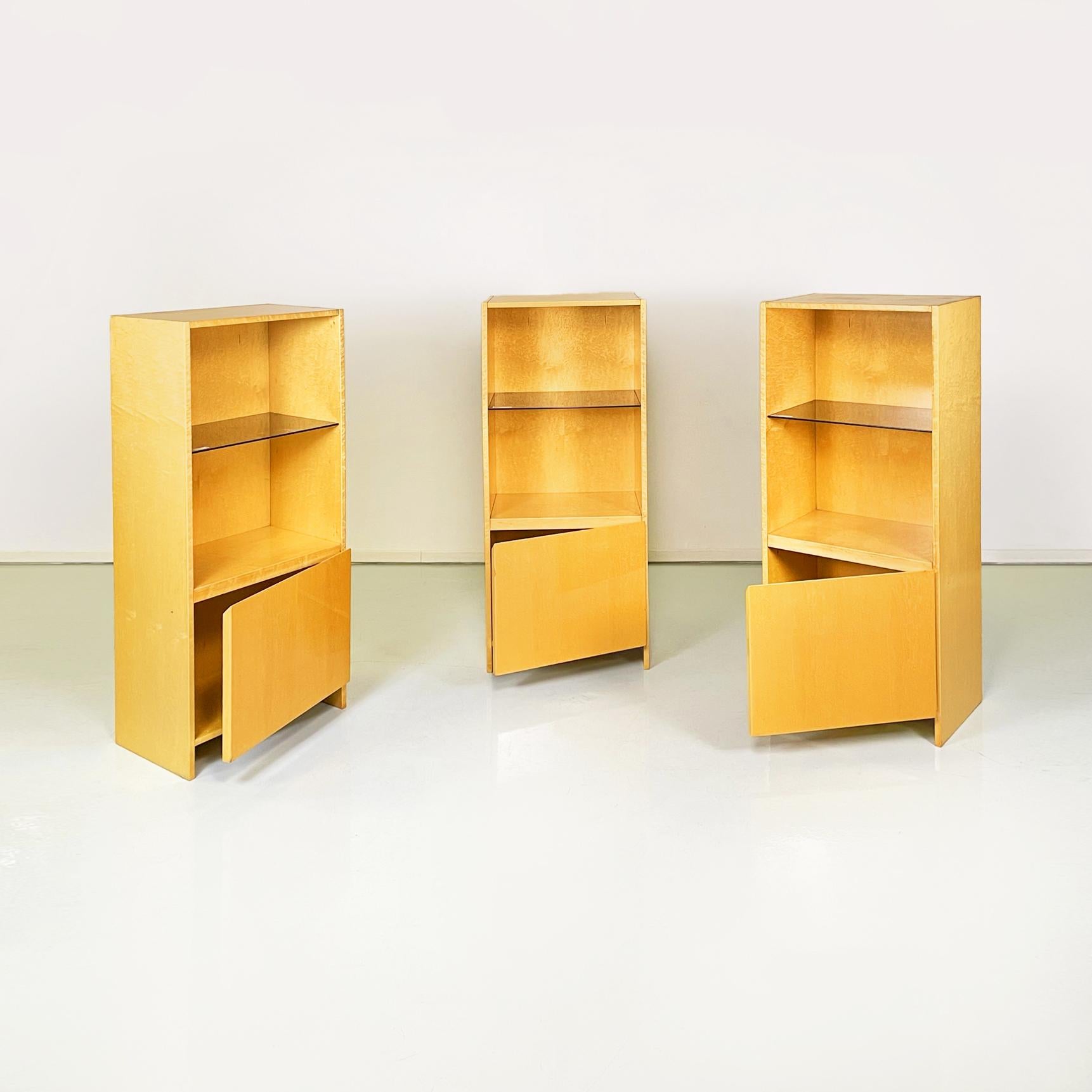 Italian modern Bookcase by Saporiti in light briar with smoked glass, 1970s
Wall bookcase composed of 3 rectangular modules in light briar. Each module has an open compartment in the upper part with a smoked glass top inside and in the lower part a