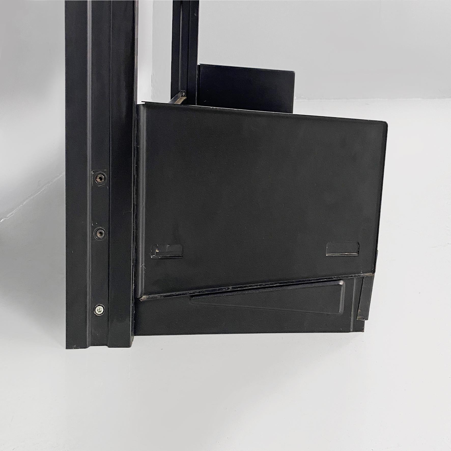 Italian modern bookcase in black metal with adjustable shelves, 1980s For Sale 4