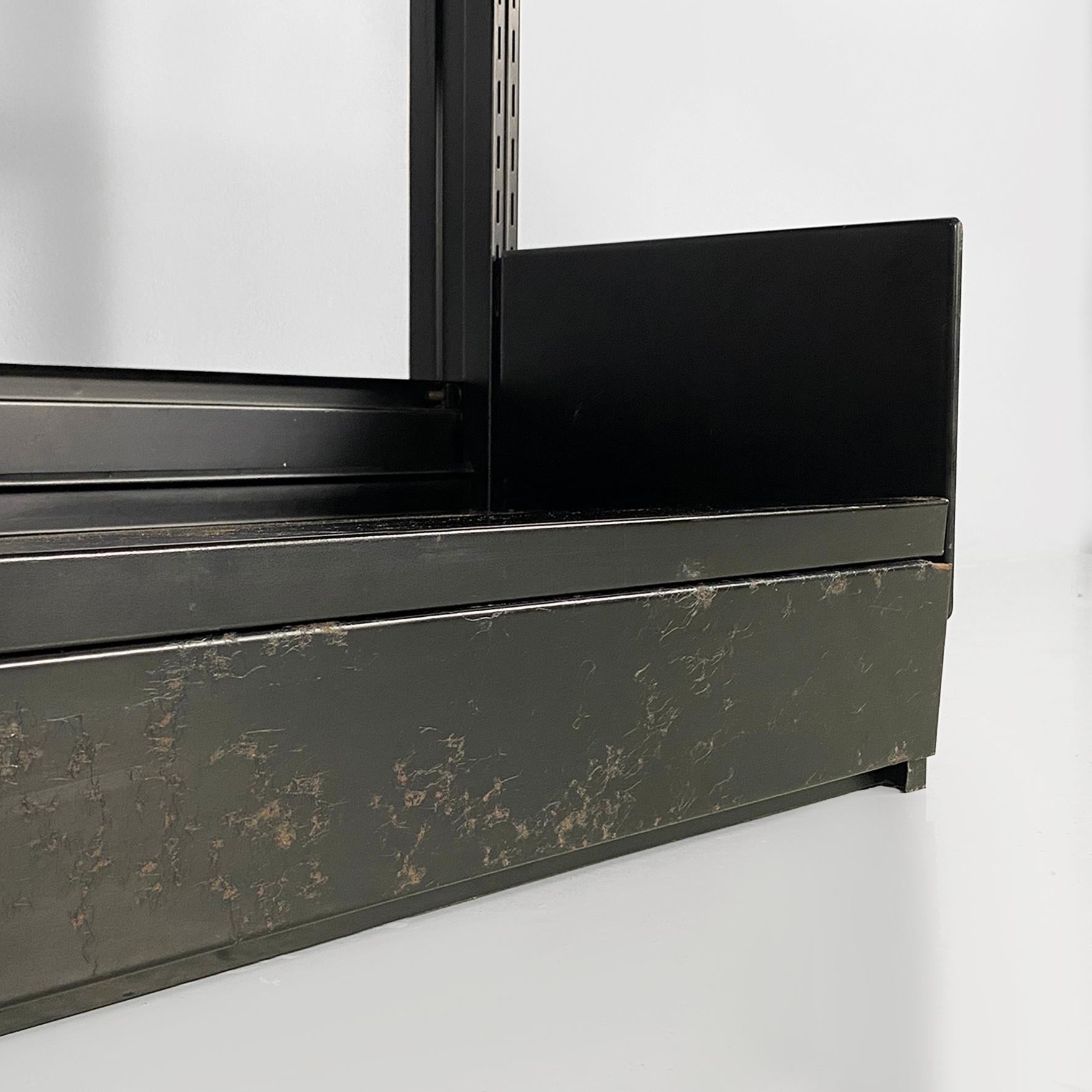 Italian modern bookcase in black metal with adjustable shelves, 1980s For Sale 5