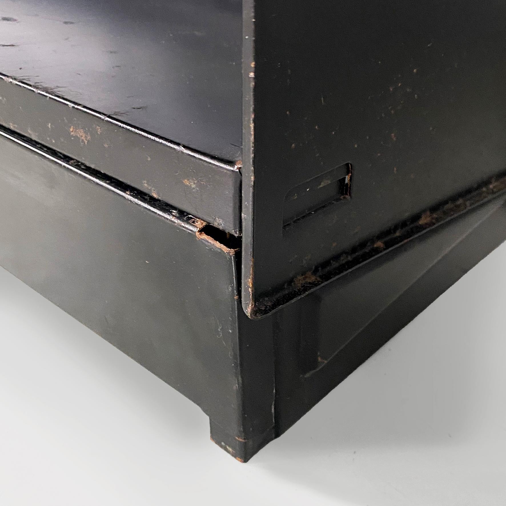 Italian modern bookcase in black metal with adjustable shelves, 1980s For Sale 7