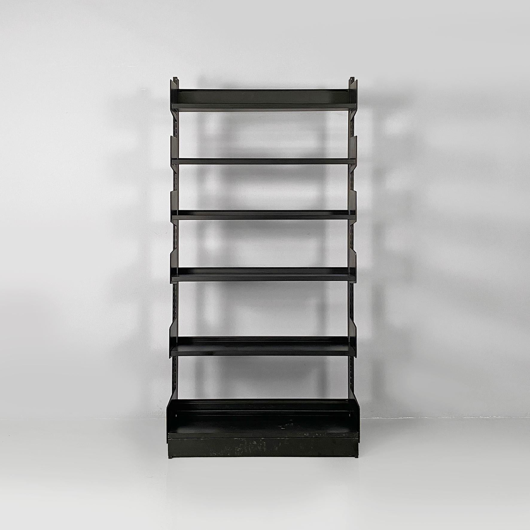 Italian modern bookcase in black metal with adjustable shelves, 1980s. 
Self-standing metal bookcase, with adjustable shelves. Structure entirely painted in black metal with opaque finiture, composed by a couple of uprights linked together by two