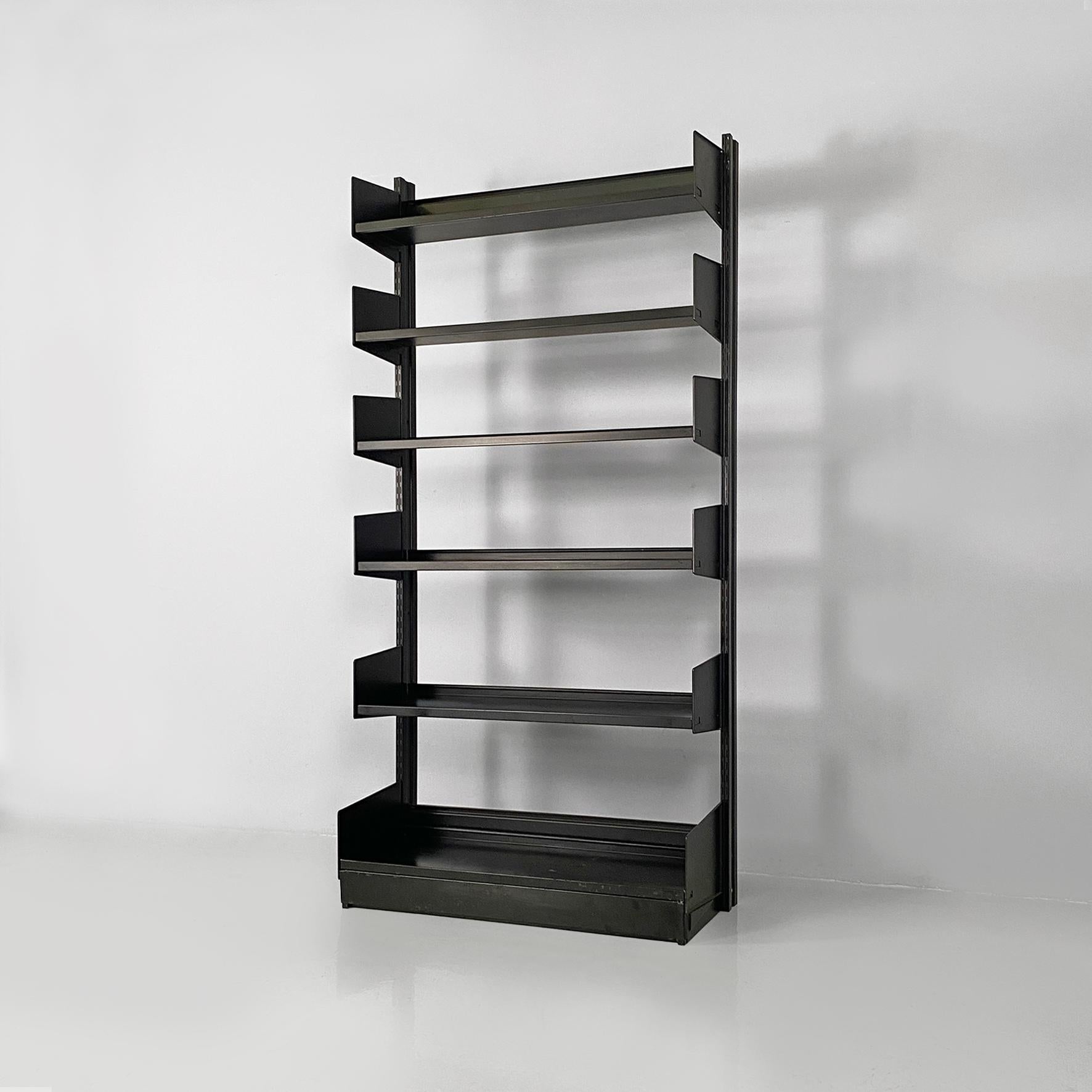 Modern Italian modern bookcase in black metal with adjustable shelves, 1980s For Sale