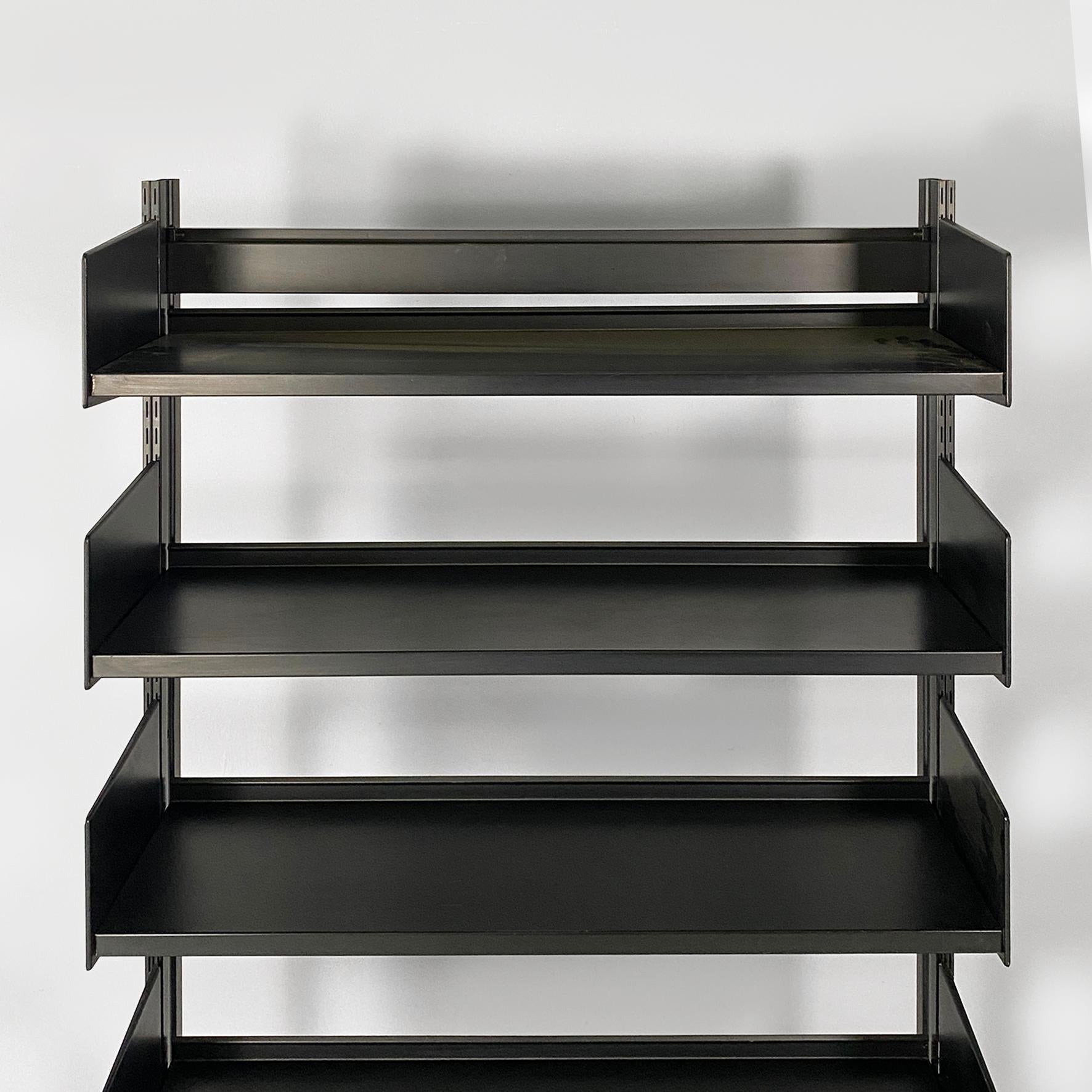 Italian modern bookcase in black metal with adjustable shelves, 1980s In Good Condition For Sale In MIlano, IT