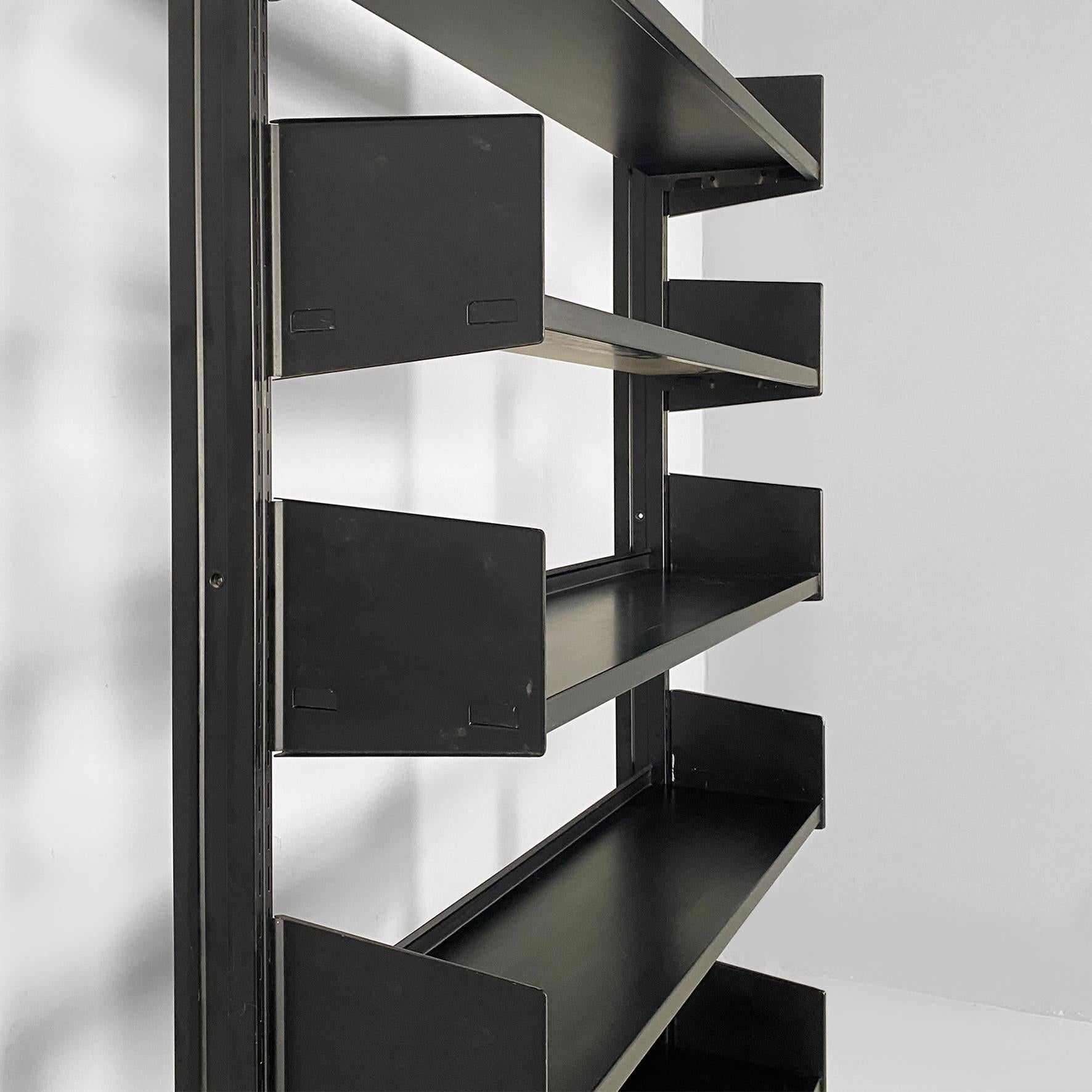 Late 20th Century Italian modern bookcase in black metal with adjustable shelves, 1980s For Sale
