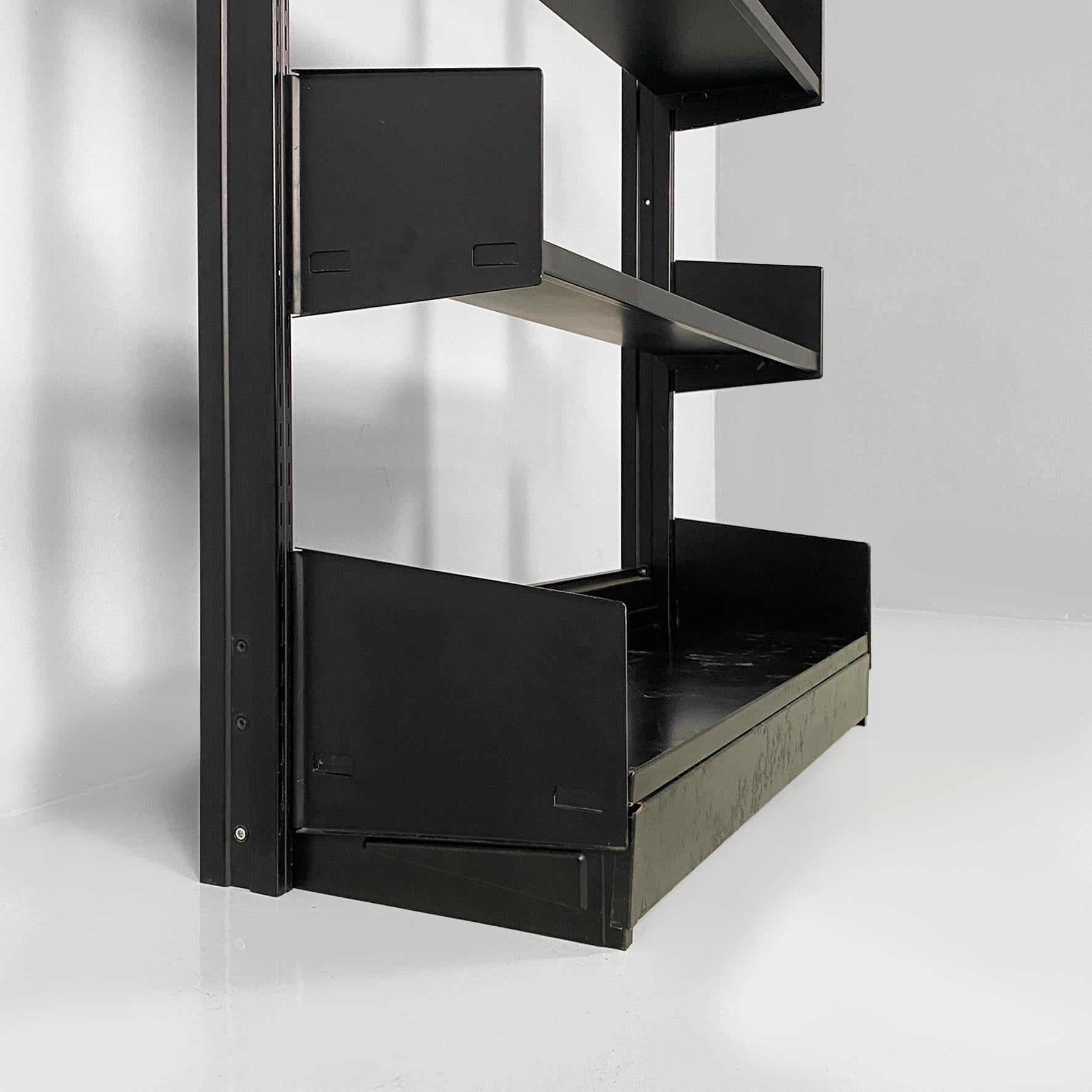 Metal Italian modern bookcase in black metal with adjustable shelves, 1980s For Sale