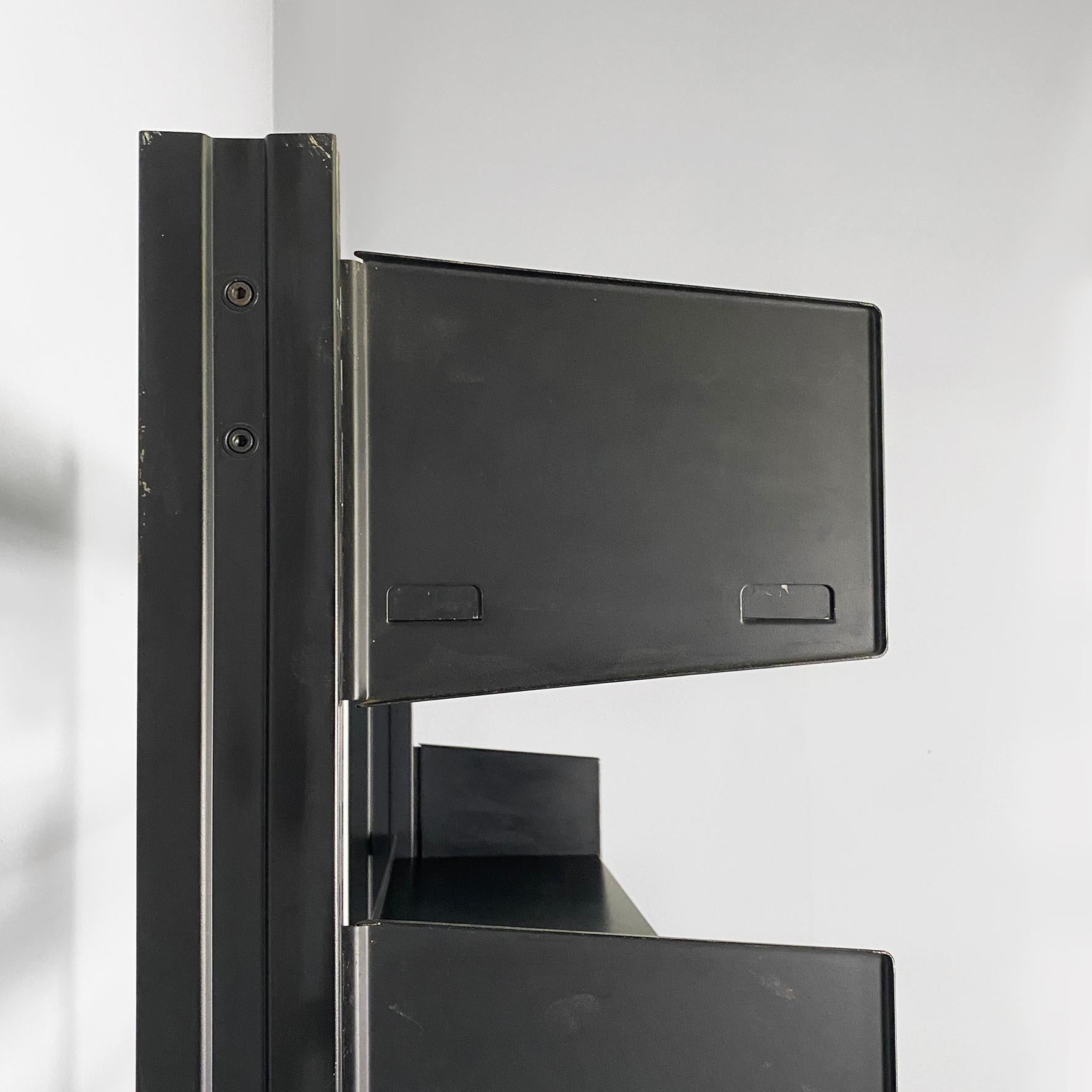 Italian modern bookcase in black metal with adjustable shelves, 1980s For Sale 2