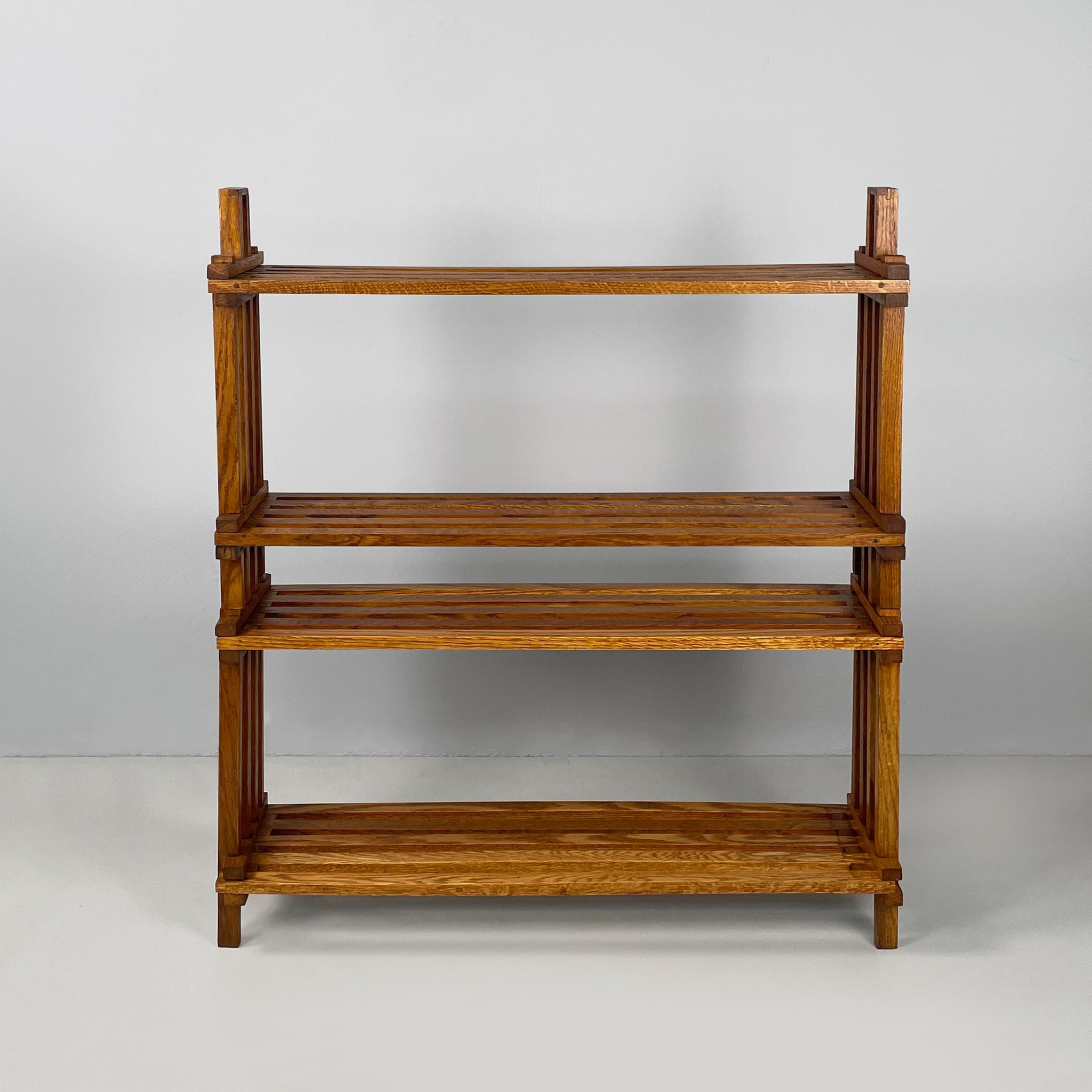 Italian modern Bookcase Panchina in wood slats, 2000s
Floor bookcase mod. Panchina entirely in wood. The 4 shelves are composed of horizontal wooden slats with a square section, which fit together with the vertical slats of the structure. On the