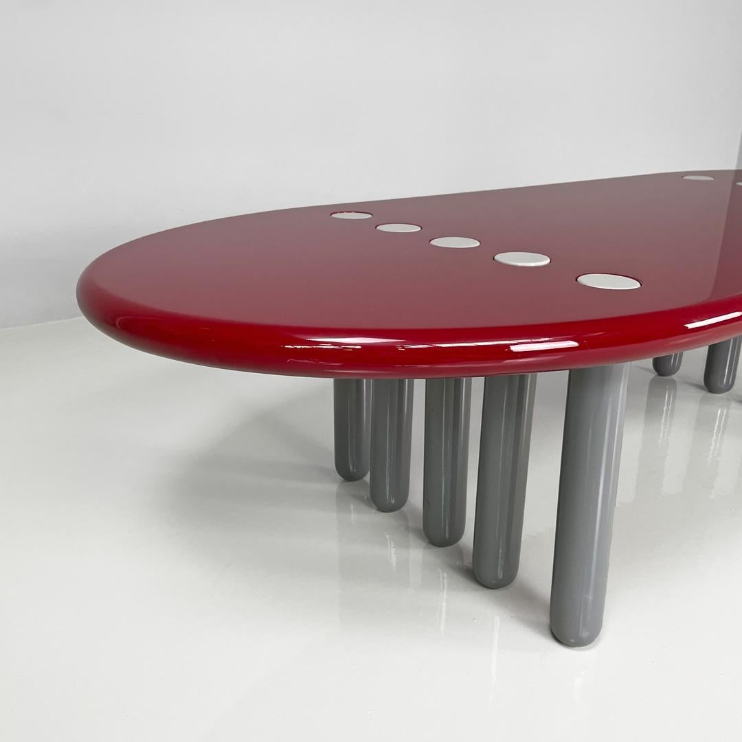 Table basse moderne italienne bordeaux laquée brillante avec pieds gris, années 1980 en vente 14