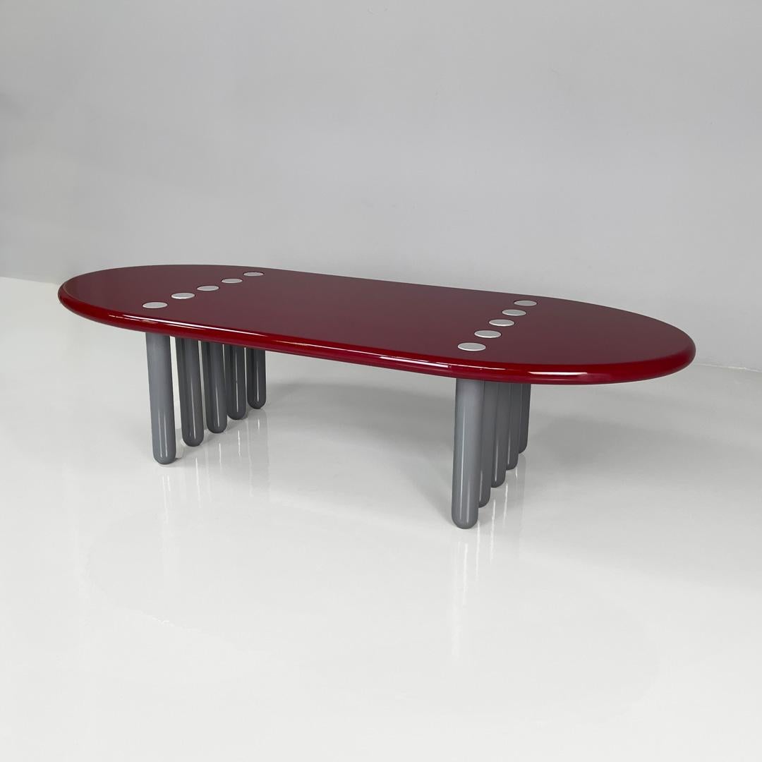Moderne Table basse moderne italienne bordeaux laquée brillante avec pieds gris, années 1980 en vente